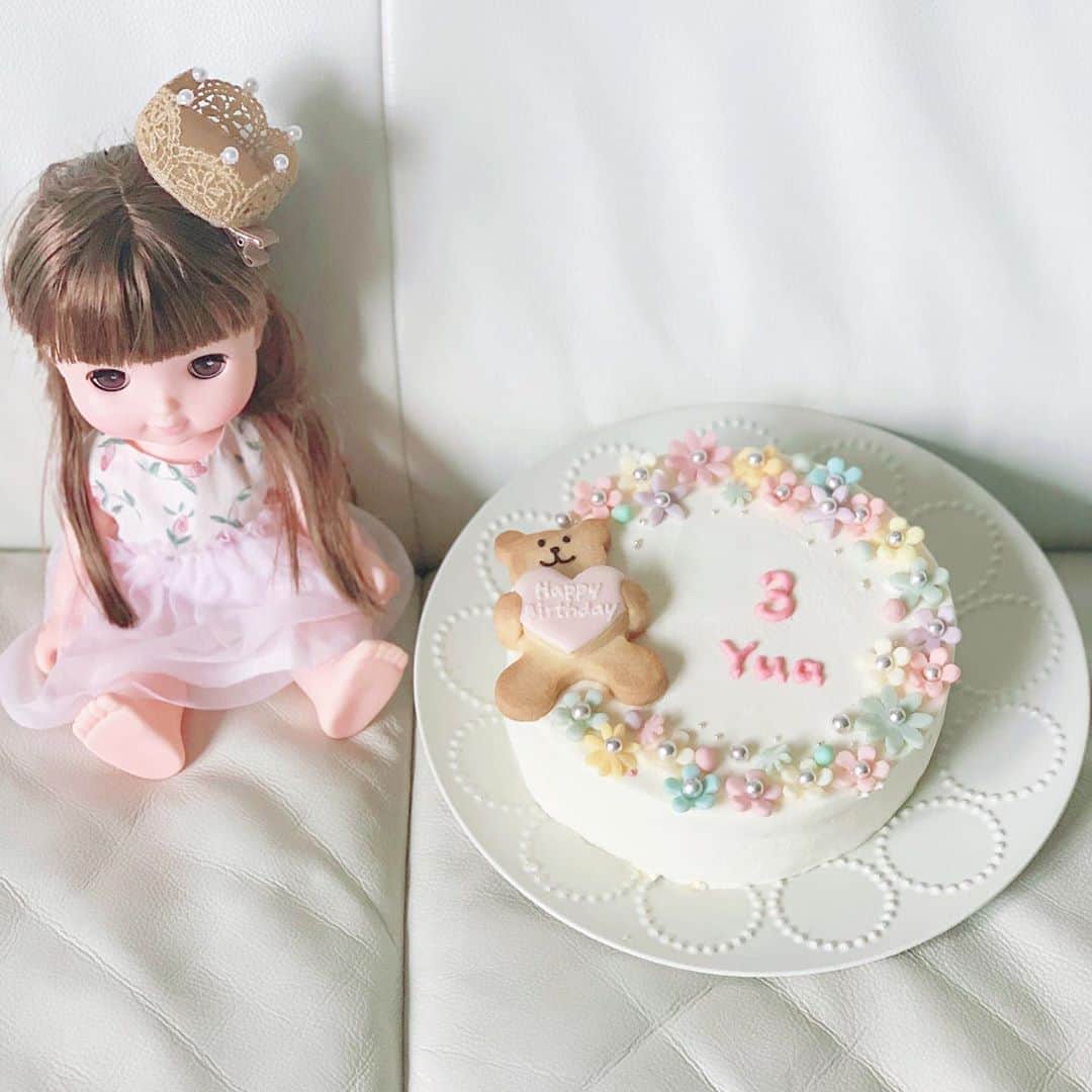 mariomi324のインスタグラム：「可愛いケーキ🎂💕 と、可愛いカレーパンマン！😂 ＊ ＊ ＊ ＊ #3歳 #女の子ママ#子供のいる暮らし#誕生日#birthday #3rdbirthday #誕生日フォト#バースデーフォト#minaperhonen #ミナペルホネン#誕生日会 #誕生日ケーキ#バースデーケーキ #birthdaycake #instafood #sweets #インスタ映えスイーツ #フォトジェニックスイーツ #誕生日プレート #ワンプレートごはん #ワンプレート #ソランちゃん #3歳誕生日 #アイシングクッキー」