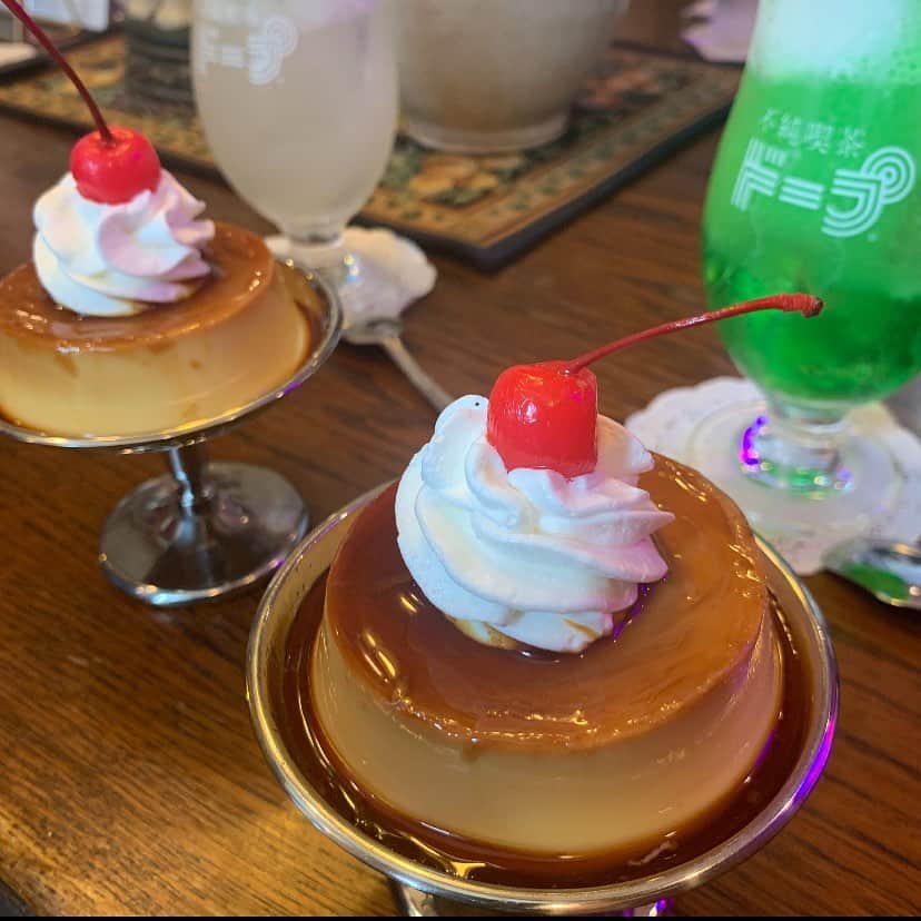 藤本りの加さんのインスタグラム写真 - (藤本りの加Instagram)「こんにちは！ 今日はオススメのカフェをご紹介します🤤 ・ #不純喫茶ドープ 「せつない気持ちのゴミ捨て場」🎶 ・ このとーっても昔ながらの固めのプリンが凄く美味しくてオススメです🥺💓 ・ お店の雰囲気もレトロで落ち着きます😌ぜひ東京に来た時は🌱 ・ 今日も1日1ポチ宜しくお願い致します💌 @mstoyo20_02  ・ #ミスコン #ミスコンテスト #ミスミスター東洋2020 #東洋大学 #プリン #カフェ好きな人と繋がりたい #カフェ #ドープ #instagram #likeforlikes #instagood #l4l #instalike #japan #cafe #tokyo」10月6日 15時42分 - rinoka_lianrouge