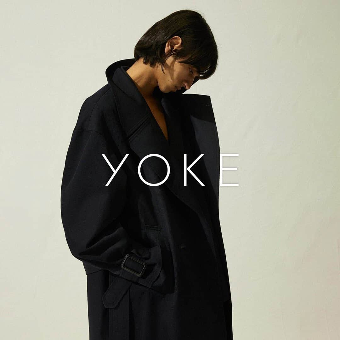 ARKnetsさんのインスタグラム写真 - (ARKnetsInstagram)「《 YOKE 》﻿ ﻿ 2020 AUTUMN & WINTER﻿  ﻿ ◇WOOL KARSEY DOUBLE BREASTED OVERCOAT﻿ ﻿ オーバーサイズのダブルブレストコート。﻿ ミニマルな印象にするため、フロントはボタンを使わずマネークリップの要領で生地を挟み込んで止める新しい形のレザークリップをオリジナルで製作しています。﻿ シルエットのポイントとしては前からはスッキリと見えますが、後ろ身頃にゆったりとマチを設けることで可動域を広げて、着やすさと迫力のある雰囲気を出しています。﻿  ﻿  ﻿ -------------------------------------﻿  ﻿  ﻿ ≪ YOKE ≫﻿  ブランド名の《 YOKE/ヨーク 》は、『繋ぐ』『絆』『洋服の切り替え布』などの意味。﻿ "つなぐ" をコンセプトに2018AWにブランドをスタート。﻿ 『 モノがヒトをつなぎ、ヒトがヒトをつなぎ、ヒトがモノをつなぐ 』ブランドのアイテムがいろんな人たちに繋がっていって欲しいという思いを込めている。ニットアイテムをメインにし、ユニセックスで着こなせる上質なアイテムを提案。﻿  ﻿  ﻿ -------------------------------------﻿  ﻿ 【 取り扱い店舗 】﻿  ﻿ @cornersark﻿ @blujeblubyark﻿  ﻿ -------------------------------------﻿  ﻿ ■商品や通信販売に関しまして、ご不明な点がございましたらお気軽にお問い合わせください。﻿  ﻿ 【お問い合わせ】﻿ ARKnetsコールセンター﻿ TEL：028-634-1212 ( 営業時間 12:00～19:00 )﻿ ※店舗へ繋がりにくい場合には、こちらまでお問合せ下さい。﻿ ﻿ -------------------------------------﻿」10月6日 15時50分 - arknets_official