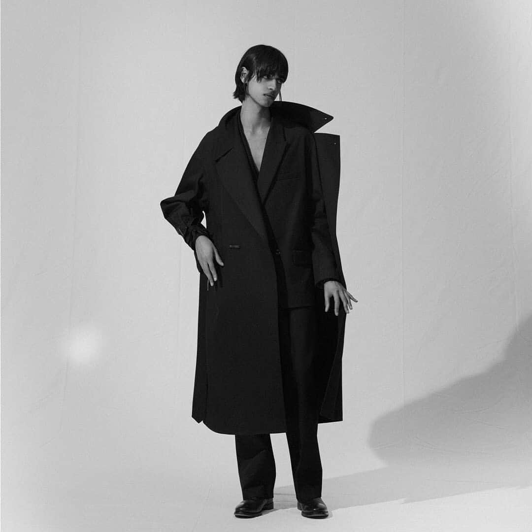 ARKnetsさんのインスタグラム写真 - (ARKnetsInstagram)「《 YOKE 》﻿ ﻿ 2020 AUTUMN & WINTER﻿  ﻿ ◇WOOL KARSEY DOUBLE BREASTED OVERCOAT﻿ ﻿ オーバーサイズのダブルブレストコート。﻿ ミニマルな印象にするため、フロントはボタンを使わずマネークリップの要領で生地を挟み込んで止める新しい形のレザークリップをオリジナルで製作しています。﻿ シルエットのポイントとしては前からはスッキリと見えますが、後ろ身頃にゆったりとマチを設けることで可動域を広げて、着やすさと迫力のある雰囲気を出しています。﻿  ﻿  ﻿ -------------------------------------﻿  ﻿  ﻿ ≪ YOKE ≫﻿  ブランド名の《 YOKE/ヨーク 》は、『繋ぐ』『絆』『洋服の切り替え布』などの意味。﻿ "つなぐ" をコンセプトに2018AWにブランドをスタート。﻿ 『 モノがヒトをつなぎ、ヒトがヒトをつなぎ、ヒトがモノをつなぐ 』ブランドのアイテムがいろんな人たちに繋がっていって欲しいという思いを込めている。ニットアイテムをメインにし、ユニセックスで着こなせる上質なアイテムを提案。﻿  ﻿  ﻿ -------------------------------------﻿  ﻿ 【 取り扱い店舗 】﻿  ﻿ @cornersark﻿ @blujeblubyark﻿  ﻿ -------------------------------------﻿  ﻿ ■商品や通信販売に関しまして、ご不明な点がございましたらお気軽にお問い合わせください。﻿  ﻿ 【お問い合わせ】﻿ ARKnetsコールセンター﻿ TEL：028-634-1212 ( 営業時間 12:00～19:00 )﻿ ※店舗へ繋がりにくい場合には、こちらまでお問合せ下さい。﻿ ﻿ -------------------------------------﻿」10月6日 15時50分 - arknets_official