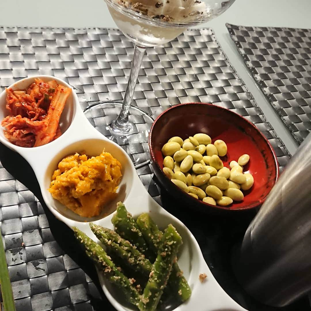 竹内都子のインスタグラム：「翌日がお休み‼️ってことで⤴️ 1ターン目の目玉は「枝豆のお漬物」「ポテトサラダに生胡椒」 2ターン目は「いちじくと生ハムとワイン🍷」 メインディッシュは「自家製ローストビーフ」 あ～お腹いっぱい💨💨  #枝豆 #ポテトサラダ #いちじく #生ハム #ローストビーフ」