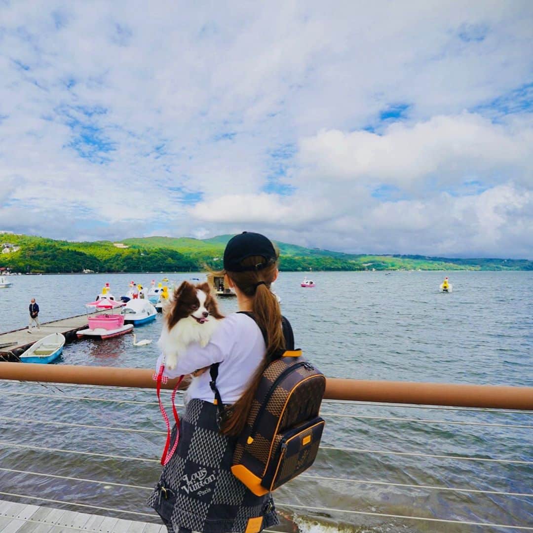 mycoのインスタグラム：「9月にりりとデートした時の❤️ 河口湖でランチして 富士山も拝めて楽しかった🚙 ほうとう屋さんもペット可で カボチャをリリも食べました🎃  御朱印巡りもできて 日本一の金運神社にも⛩👏 御朱印集めてる人いる？ 綺麗な御朱印巡りもしたい🤍  #LvxNIGO #virgilabloh  #louisvuitton #pom #河口湖 #ペット可カフェ #ほうとう#富士山　#ドライブ」