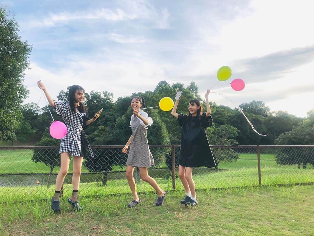 ニコ☆プチのインスタグラム：「🌥🌱🎈 エモい⁇ . . #近藤藍月  #中山あやか  #森﨑美月 #完全オフモード🤫笑」