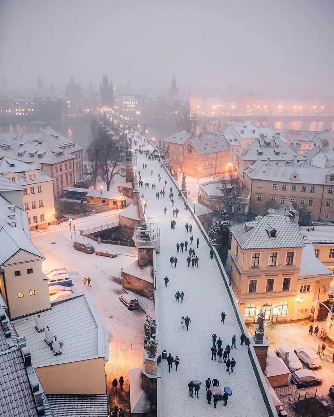 Canon Photographyさんのインスタグラム写真 - (Canon PhotographyInstagram)「Who is looking forward to winter? ❄️ Photography // @jerzy.michalka Curated by @steffeneisenacher  #prag #prague #czechrepublic #snowing #winterwonderland」10月6日 15時58分 - cpcollectives