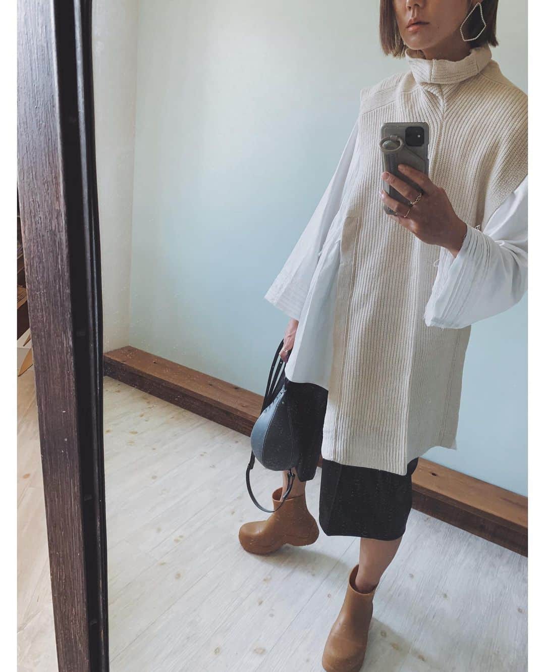 ジュジュさんのインスタグラム写真 - (ジュジュInstagram)「もー絶対ニット🧶の季節やー 思ったら、暑い...笑 . . もーすぐお届けand入荷するブラウスが気分♫ . そしてpearl pierceは大きいモチーフのタイプを♡ . . ...coming soon  #AkariH#accessory#costumeaccessory#fashion#アクセサリー#アクセ#大振りアクセサリー#jewelry#ジュエリー#pierce#earring#ring#bracelet akarih#akarihchic#アカリ#アカリチック#Akarih#アカリ #2020AW#AWcollection#www.akari-h.jp#hrkフク　 #mama#boysmama#girlsmmama #mamacoordinate#hrkフク　 #AkariH#apparel#fashion akarih#akarihchic#アカリ#AkariHapparel#アカリアパレル#2020aw#www.akari-h.jp」10月6日 15時58分 - hiraka