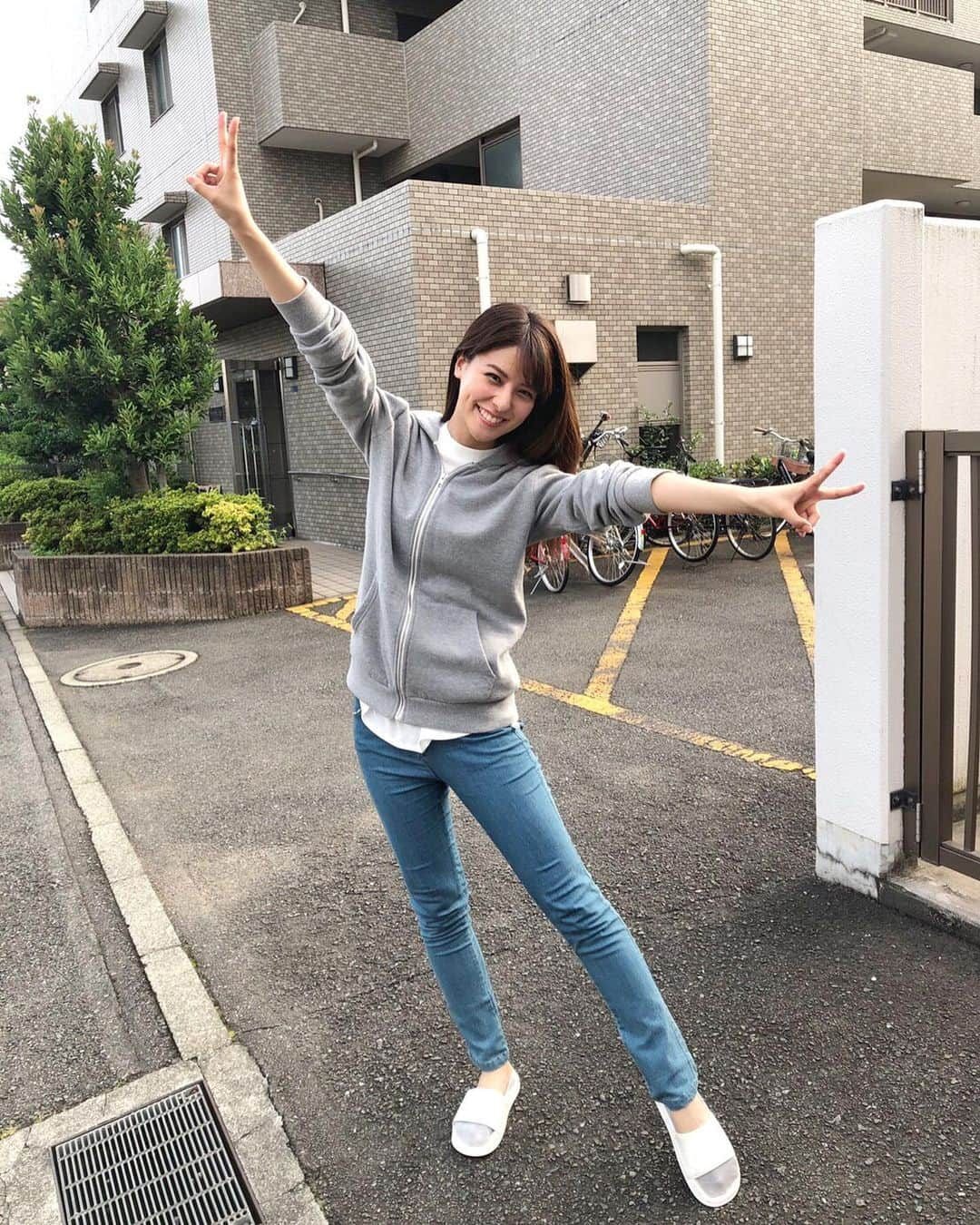 藤井美菜さんのインスタグラム写真 - (藤井美菜Instagram)「. 「ドンナビアンカ」、見てくださってありがとうございました☺️クランクアップの時の写真です。今回は以前に共演させていただいたことのある方が多い現場で、頑張っていれば再会が出来る、このお仕事って素敵だなぁと思ったりなんかしました。 “동나비앙카 “ 봐주셨던 분들 정말 감사합니다☺️사진은 촬영이 다 끝났을때입니다. 이번에는 예전에도 같이 촬영한적이 있는 분들이 많은 현장이었어요. 계속 열심히 일하고 있으면 다시 만날수 있다는것도 이 일의 매력이구나~~리고 생각했어요.  #テレビ東京#ドンナビアンカ#誉田哲也#サスペンス#魚住久江#ドラマ#オフショット#일본드라마#드라마#일드#혼다데쓰야#현장사진#drama#japanesedrama#shooting#hondatetsuya」10月6日 16時04分 - fujii_mina_0715