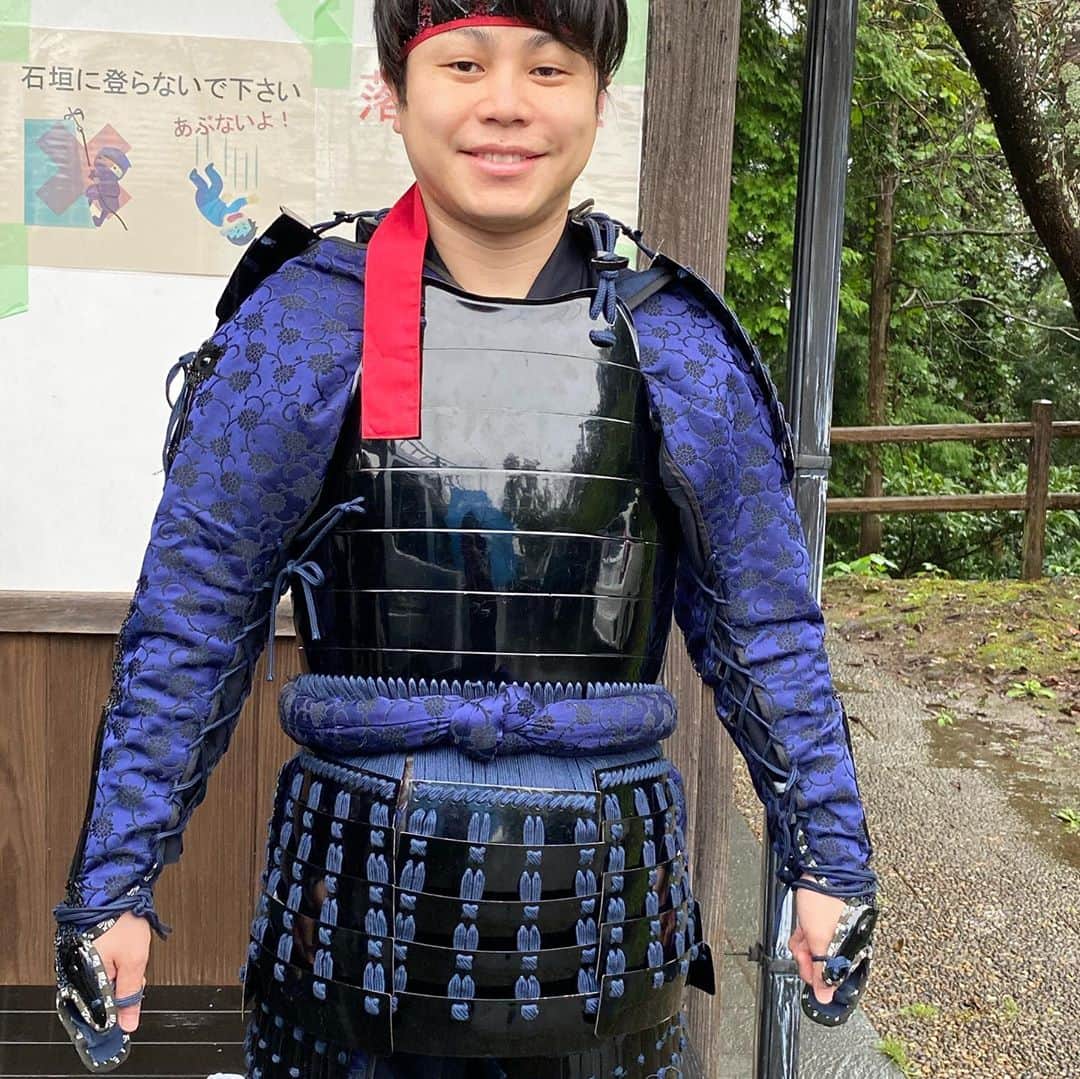 井上裕介のインスタグラム：「鎧を着たよ^_^ 重さ１０キロ。 なかなか、しっかりとした鎧。 どうです！？ 似合ってる？？ #どっからどう見ても #足軽兵 #戦ですぐ死ぬ #誰も倒せない #馬にも乗せてもらえない #でも毎日楽しんでる」