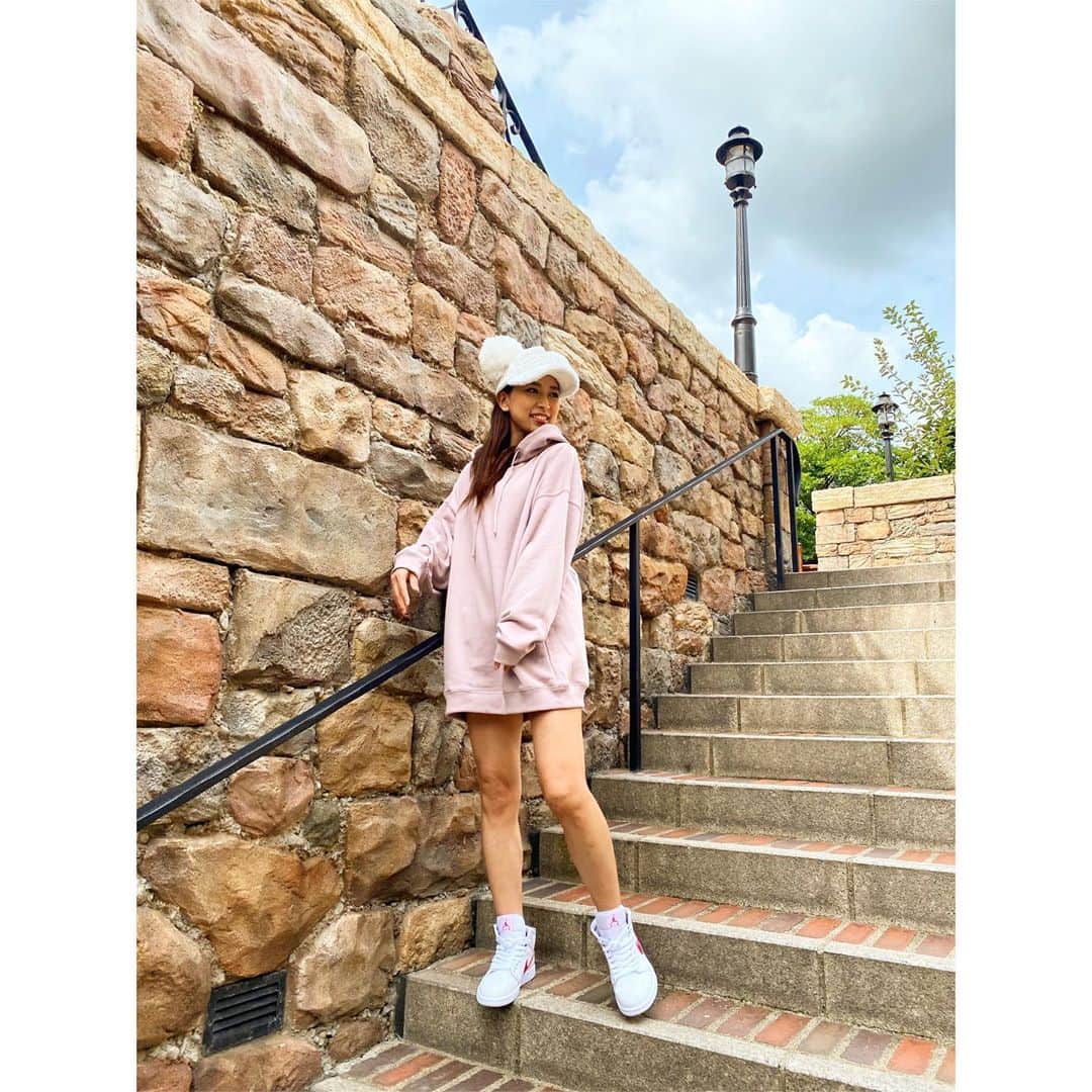 影山祥子さんのインスタグラム写真 - (影山祥子Instagram)「2020.9.29🐭 またしばらくDisneyポスト🤣🏰 会う人会う人、Disneyいきすぎってゆわれます🥰 今回はパーカーコーデ👯‍♀️✨ jordanも合わせたよ🥰 ビックシルエットが可愛くて スニーカーとの相性も抜群♡ . . . #Disney #disneysea #ディズニー　#コーデ　#パーカー　#rienda　#jordan #jordan1 #おそろコーデ #双子コーデ　#可愛い　#楽しかった #ロッツォ　#photo #coordinate #fashion #style #parker #スニーカー　#スニーカー女子　#足元倶楽部 #kicks #コレクション　#my #correction」10月6日 16時16分 - sacco324