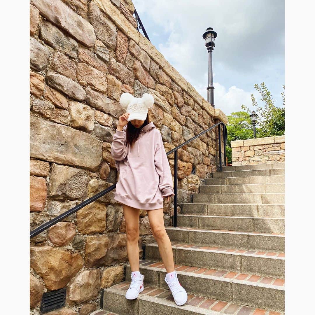 影山祥子さんのインスタグラム写真 - (影山祥子Instagram)「2020.9.29🐭 またしばらくDisneyポスト🤣🏰 会う人会う人、Disneyいきすぎってゆわれます🥰 今回はパーカーコーデ👯‍♀️✨ jordanも合わせたよ🥰 ビックシルエットが可愛くて スニーカーとの相性も抜群♡ . . . #Disney #disneysea #ディズニー　#コーデ　#パーカー　#rienda　#jordan #jordan1 #おそろコーデ #双子コーデ　#可愛い　#楽しかった #ロッツォ　#photo #coordinate #fashion #style #parker #スニーカー　#スニーカー女子　#足元倶楽部 #kicks #コレクション　#my #correction」10月6日 16時16分 - sacco324