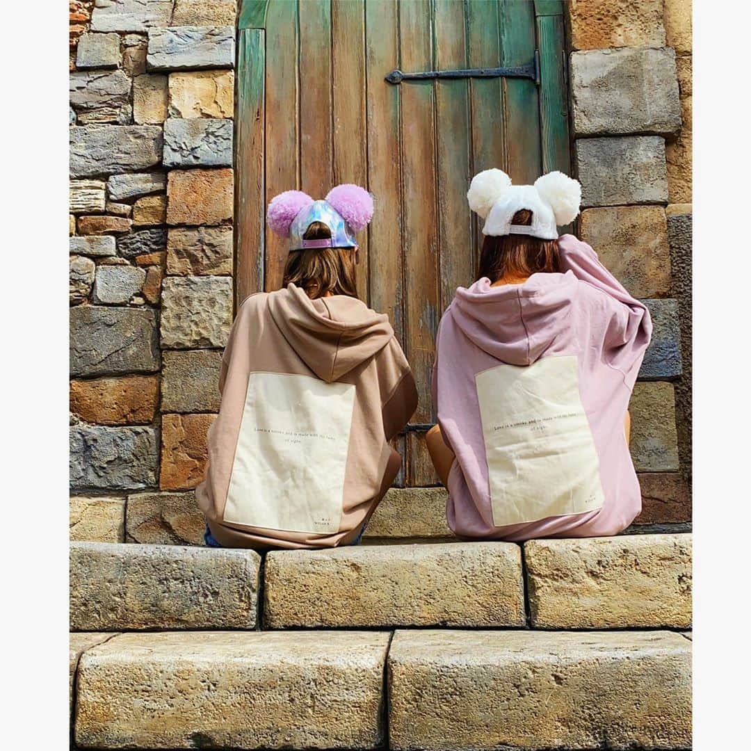 影山祥子さんのインスタグラム写真 - (影山祥子Instagram)「2020.9.29🐭 またしばらくDisneyポスト🤣🏰 会う人会う人、Disneyいきすぎってゆわれます🥰 今回はパーカーコーデ👯‍♀️✨ jordanも合わせたよ🥰 ビックシルエットが可愛くて スニーカーとの相性も抜群♡ . . . #Disney #disneysea #ディズニー　#コーデ　#パーカー　#rienda　#jordan #jordan1 #おそろコーデ #双子コーデ　#可愛い　#楽しかった #ロッツォ　#photo #coordinate #fashion #style #parker #スニーカー　#スニーカー女子　#足元倶楽部 #kicks #コレクション　#my #correction」10月6日 16時16分 - sacco324