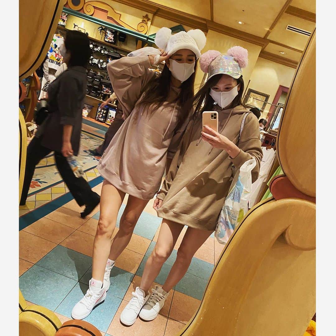 影山祥子さんのインスタグラム写真 - (影山祥子Instagram)「2020.9.29🐭 またしばらくDisneyポスト🤣🏰 会う人会う人、Disneyいきすぎってゆわれます🥰 今回はパーカーコーデ👯‍♀️✨ jordanも合わせたよ🥰 ビックシルエットが可愛くて スニーカーとの相性も抜群♡ . . . #Disney #disneysea #ディズニー　#コーデ　#パーカー　#rienda　#jordan #jordan1 #おそろコーデ #双子コーデ　#可愛い　#楽しかった #ロッツォ　#photo #coordinate #fashion #style #parker #スニーカー　#スニーカー女子　#足元倶楽部 #kicks #コレクション　#my #correction」10月6日 16時16分 - sacco324