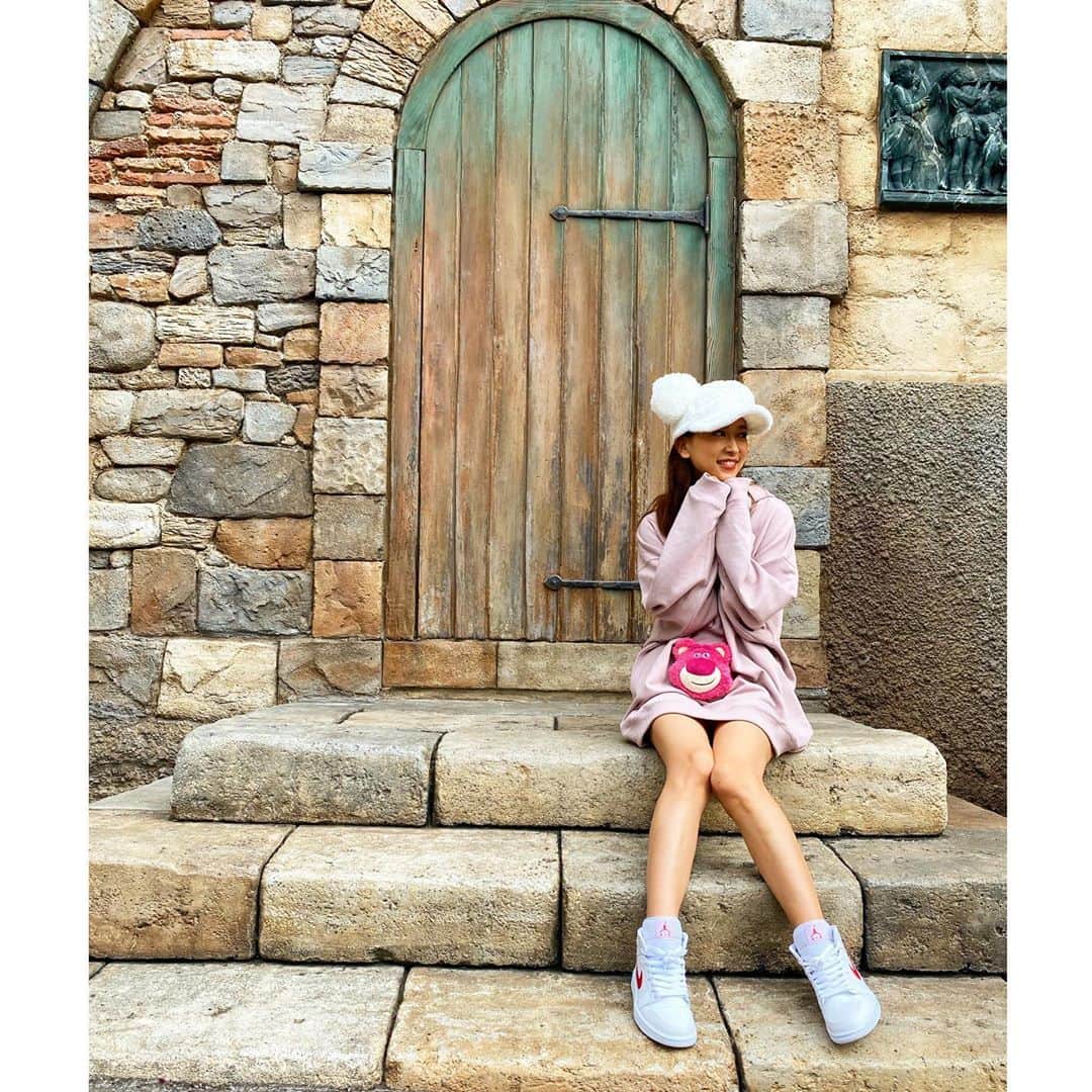 影山祥子さんのインスタグラム写真 - (影山祥子Instagram)「2020.9.29🐭 またしばらくDisneyポスト🤣🏰 会う人会う人、Disneyいきすぎってゆわれます🥰 今回はパーカーコーデ👯‍♀️✨ jordanも合わせたよ🥰 ビックシルエットが可愛くて スニーカーとの相性も抜群♡ . . . #Disney #disneysea #ディズニー　#コーデ　#パーカー　#rienda　#jordan #jordan1 #おそろコーデ #双子コーデ　#可愛い　#楽しかった #ロッツォ　#photo #coordinate #fashion #style #parker #スニーカー　#スニーカー女子　#足元倶楽部 #kicks #コレクション　#my #correction」10月6日 16時16分 - sacco324