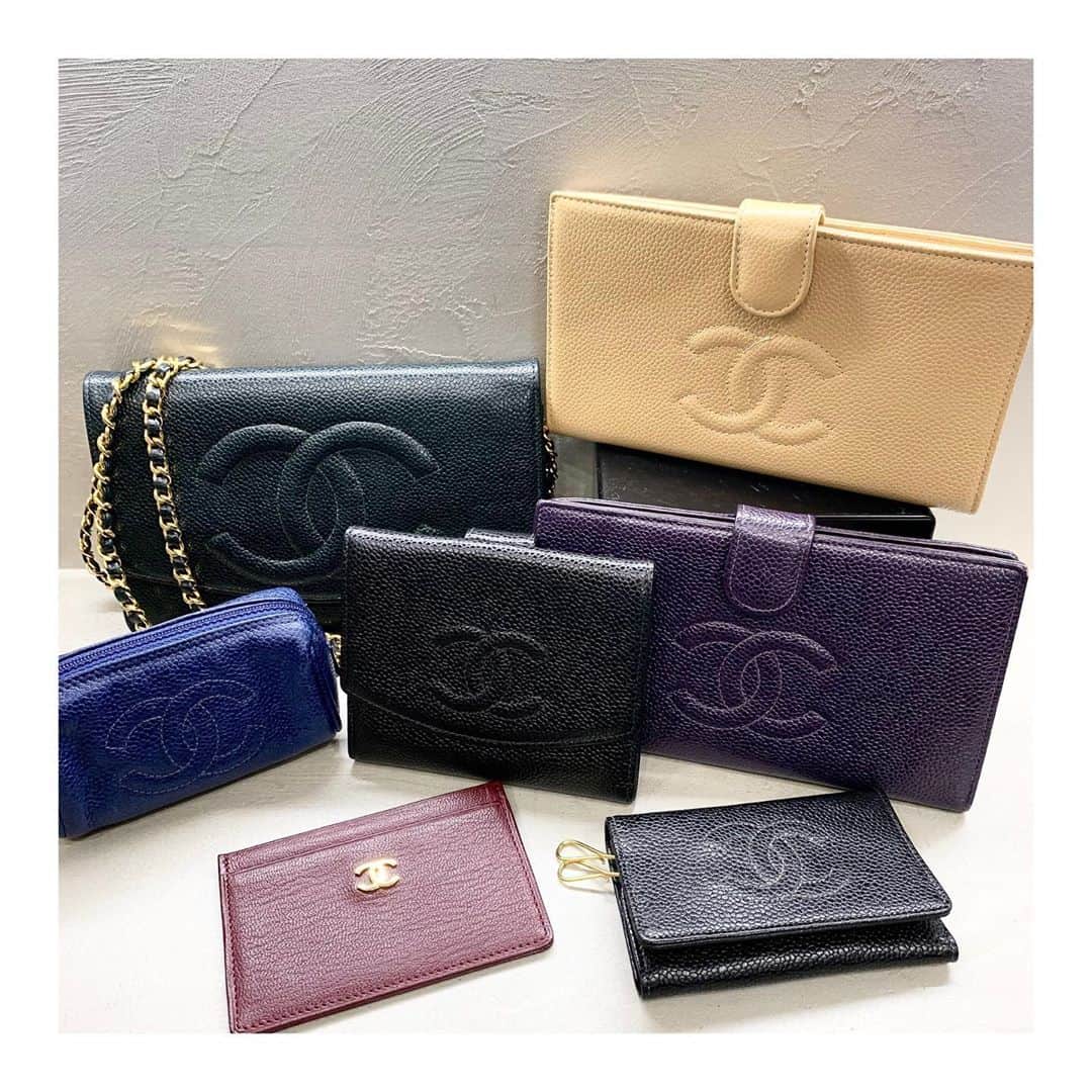のインスタグラム：「-HIROB大阪店-﻿ ﻿ Vintage CHANEL﻿ ﻿ Wallet﻿ ¥68,000〜¥88,000+tax﻿ ﻿ Chain wallet﻿ ¥220,000+tax﻿ ﻿ Pouch﻿ ¥38,000+tax﻿ ﻿ PassCase﻿ ¥34,000+tax﻿ ﻿ Keycase﻿ ¥42,000+tax﻿ ﻿ ﻿ ★ーーー★ーーお知らせーー★ーーー★﻿ 10/8(木)〜10/11(日)の4日間限定で﻿ ルクアポイント5倍のイベントを開催致します！﻿ 只今お取置きも承っております◎﻿ 是非この機会に店頭にてご覧くださいませ。﻿ ★ーーーーーーーーーーーーーーーーー★﻿ ﻿ 通信販売も対応しており、﻿ お電話でのご相談も受け付けています。﻿ ご来店が難しい方でも﻿ お気軽にお問い合わせ下さいませ。﻿ ﻿ ルクア大阪店﻿ 営業時間10:30〜20:30﻿ ﻿ お問い合わせ先﻿ tel：06-6151-1258﻿ ﻿ ﻿ #hirob﻿ #hirobosaka﻿ #bawcrews﻿ #vintagewatch﻿ #vintageaccessory﻿ #vintagechanel﻿ #chanel﻿ #accessory﻿ #wallet﻿ #pouch﻿ #passcase﻿ #keycase﻿ ﻿ ﻿ #ヒロブ﻿ #ヒロブ大阪﻿ #ベイクルーズ﻿ #ヴィンテージウォッチ﻿ #ヴィンテージアクセサリー﻿ #ヴィンテージシャネル﻿ #シャネル﻿ #アクセサリー﻿ #ウォレット﻿ #ポーチ﻿ #パスケース﻿ #キーケース﻿ ﻿ #香奈儿﻿ #复古的」