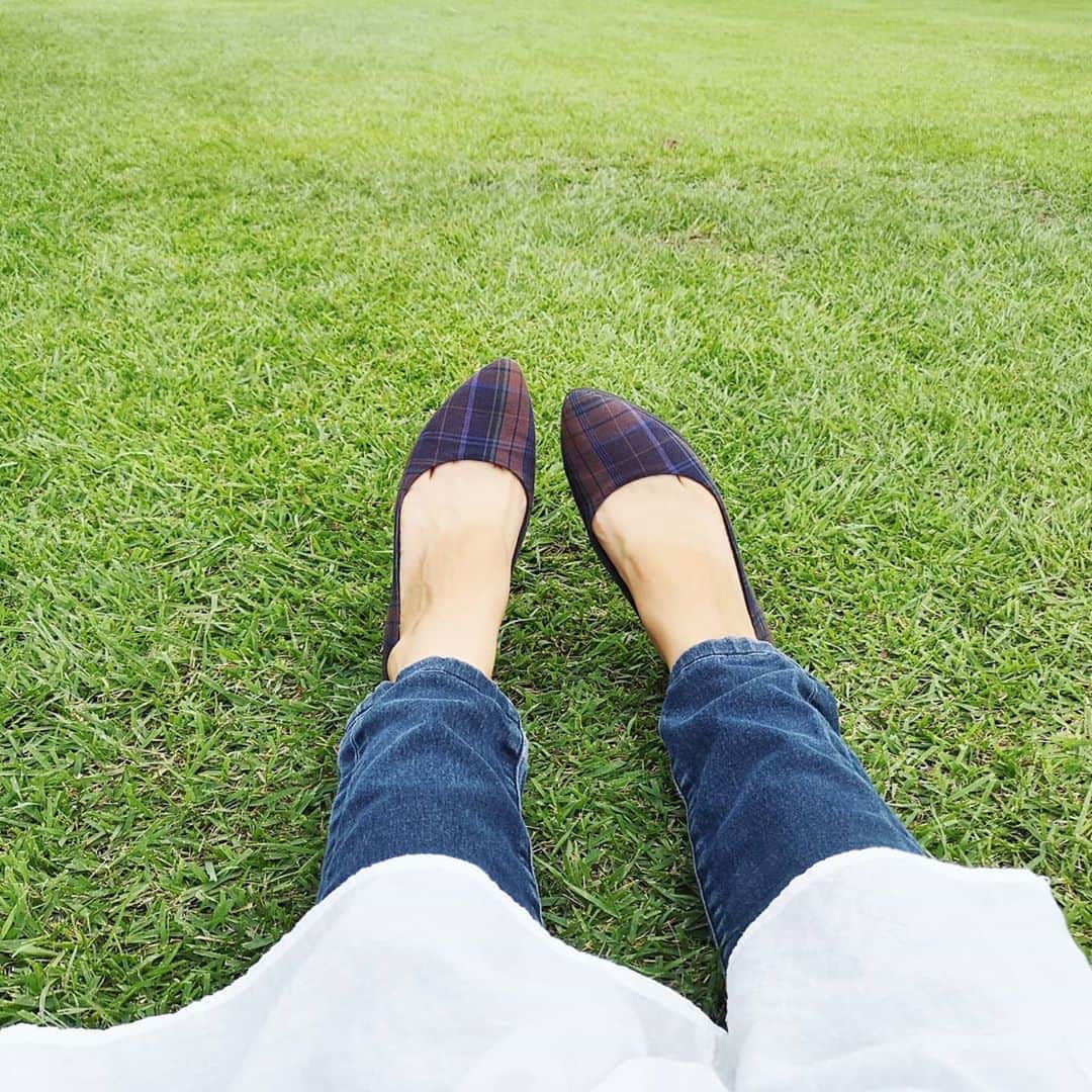本多真弓さんのインスタグラム写真 - (本多真弓Instagram)「今日は公園日和🌞 また台風が接近しているみたいですね💦 @minato_kobe  のチェックパンプスをデニムに合わせて履きました👖🎶 ローウェッジで芝生も走り回れる♪ . . #MINATO  #MINATO靴  #レディースシューズショップminato  #ミナト  #神戸ファッション  #ママシューズ  #ママコーデ  #チェックパンプス #秋コーデ」10月6日 16時12分 - mayumi_h_i