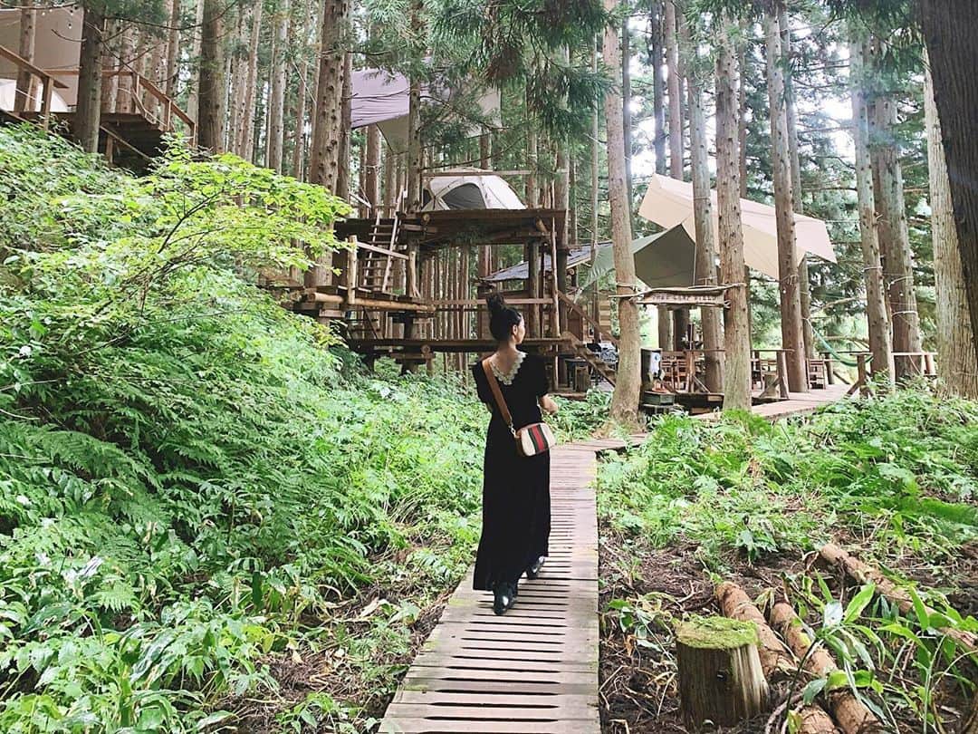 のインスタグラム：「@lifefarmingcamp (野沢温泉)に行ってきました❤︎  語り尽くせぬ魅力あふれる滞在🕊 まずは、自然の中で生きることから🌿  山林に現れる大きなスケールのTree House🌲　夜はとっても幻想的😭  飲み水はもちろん山からあふれる湧水🏔  食は隣の畑で収穫です🍅🍆🥬  トイレはコンポストで自然に返します🌏  火は自分たちで着けるワークショップ🔥  夜のBBQは地元のシェフに学びながら、その土地で採れた旬の食材を地元のお酒と共に🍶  Life Firming Campでは、 生きる力と知恵を、こんなにGood センスな空間で学ぶことができます✨  教えてくれるのは、この場所を作り上げた、野沢で生まれ育ったケンジくんとその仲間、そして、写真に写っている　愛する友人　@imocchan  @taka_komatsu の二人です🌿  生きる学び、生きた学び、生かしたい学びがここにはあります✨  @lifefarmingcamp  #野沢温泉 #愛だな」