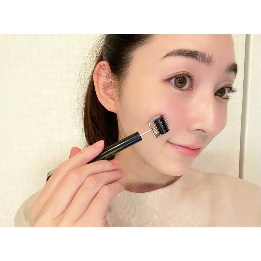 のインスタグラム：「心も身体もセルフケアの大切さを今年すごく感じている。 　 美容と健康に 気になっていたセミナーへ。  ベトナム医道〝ディエンチャン〟  簡単にいうと足ツボの顔バージョン。  使用アイテムがユニークなものが多くて楽しかった✨  習っていたマクロビで学んだ陰陽五行論とリンクして、凄くしっくりきた🌸✨  私のライフスタイルに追加決定✨🌿🌎  #ディエンチャン#顔診断#反射区#セラピー#dienchan#beauty#陰陽ローラー#亀の子コーム#このコームが最高に気持ちいい#重みと滑らすと圧が最高#陰陽#陰陽五行#セルフケアセミナー#ベトナム医道#セルフケア#自分を知る#happy#美容マニア#健康マニア」