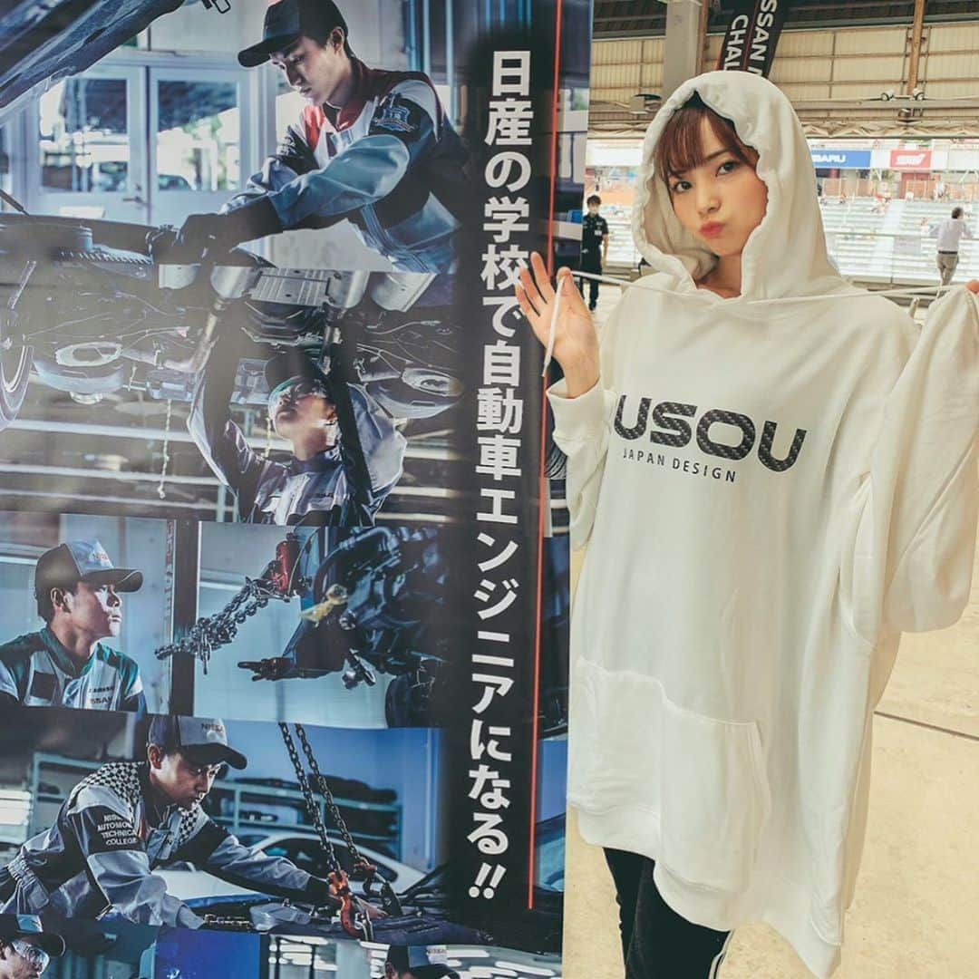 蒼乃茜さんのインスタグラム写真 - (蒼乃茜Instagram)「@busou.jp さんがデザインされたパーカー👕💕 ユニセックスで誰でも着こなせちゃいます♪ 大きめなので、女の子はダボっと着るとさらに可愛い、、、！！Tシャツverも！  バックのデザインも、2パターンあって カッコいい系と可愛い系どちらもあるので カップルでも、友だちとお揃いにしても最高にかわいい💭  早く商品化しないかなぁ〜  #busou #アパレル #パーカー女子 #ユニセックス」10月6日 16時27分 - aono_akane