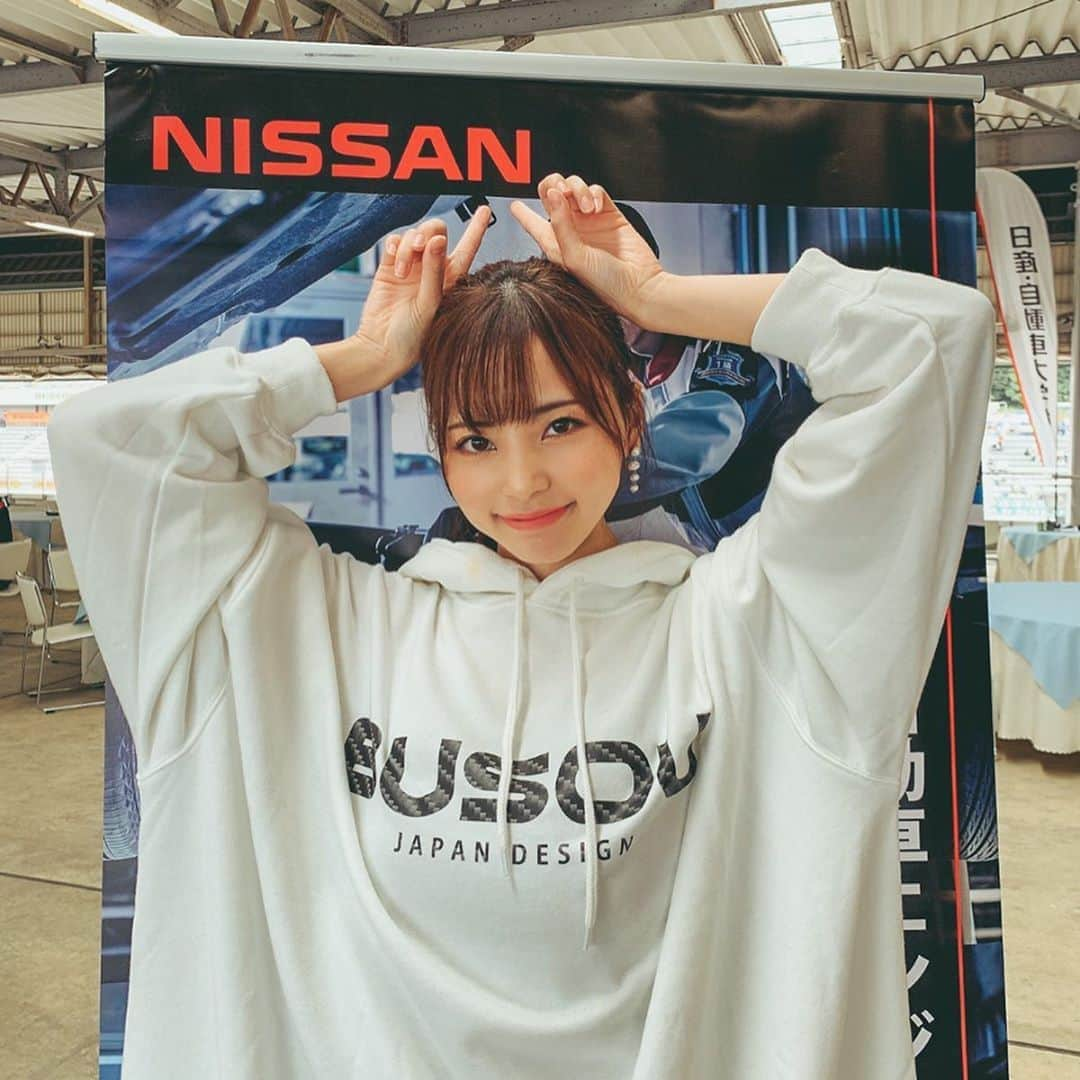 蒼乃茜さんのインスタグラム写真 - (蒼乃茜Instagram)「@busou.jp さんがデザインされたパーカー👕💕 ユニセックスで誰でも着こなせちゃいます♪ 大きめなので、女の子はダボっと着るとさらに可愛い、、、！！Tシャツverも！  バックのデザインも、2パターンあって カッコいい系と可愛い系どちらもあるので カップルでも、友だちとお揃いにしても最高にかわいい💭  早く商品化しないかなぁ〜  #busou #アパレル #パーカー女子 #ユニセックス」10月6日 16時27分 - aono_akane