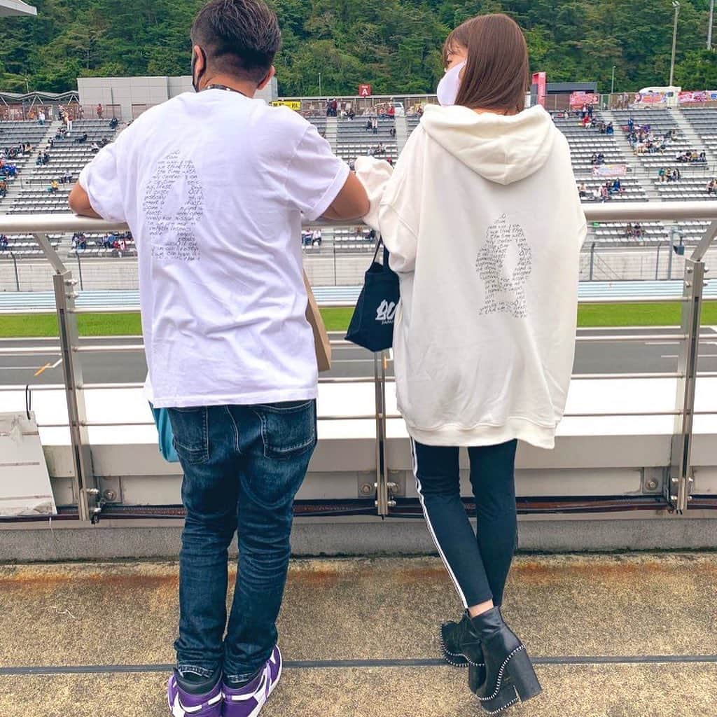 蒼乃茜さんのインスタグラム写真 - (蒼乃茜Instagram)「@busou.jp さんがデザインされたパーカー👕💕 ユニセックスで誰でも着こなせちゃいます♪ 大きめなので、女の子はダボっと着るとさらに可愛い、、、！！Tシャツverも！  バックのデザインも、2パターンあって カッコいい系と可愛い系どちらもあるので カップルでも、友だちとお揃いにしても最高にかわいい💭  早く商品化しないかなぁ〜  #busou #アパレル #パーカー女子 #ユニセックス」10月6日 16時27分 - aono_akane