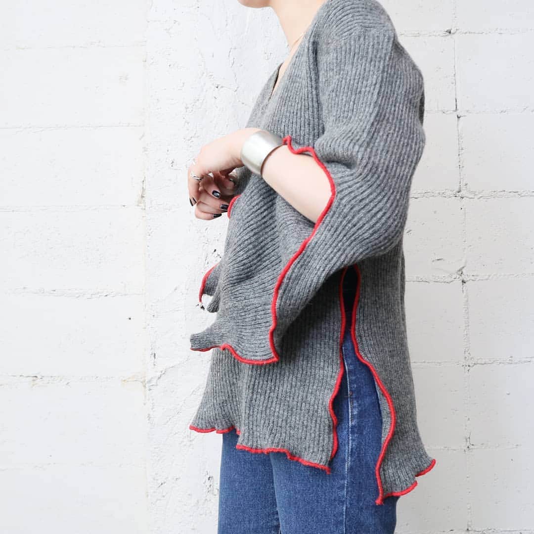 吉祥寺 古着屋 Orfeoのインスタグラム：「. 【NEWoMan Limited Item】 . . Hello! Vietnam - 333 pop-up store . 会期：2020年10月8日 (木)～10月25日 (日) . 時間 : 11:00～20:00  . 場所：NEWoMan新宿 1F NEWoMan Lab. / 東京都新宿区新宿4-1-6 . . . 333 × Orfeo  . 40年代スウェーデンのミリタリーニットを、ベトナム国旗の赤をイメージして使用し、モダンにアレンジしたデザインニット、80年代〜90年代のアメリカ製の肉厚なコットン地のものを使用しリメイクしたトレンド感のあるサーマル、50年代フランス軍のアンダーパンツをカットソーにリメイク、異なる2種類のシルエットを楽しめるデザインへ。ヴィンテージアイテムを 使用し、” Orfeo” らしくモダン・ベトナムを表現。  . . こちらの商品はNEWoManでの販売のみとなります。数量限定ですのでお早めにお立ち寄りください。(通信販売は承っておりません。ご了承下さい)  . #orfeo #kichijoji #tokyo #vintage #used #fashion #coordinate #outfit . . お問い合わせはインスタグラムのプロフィール掲載のメールアドレスにお願いいたします。コメント、DMでのお問い合わせは受け付けておりませんのでご了承ください。」