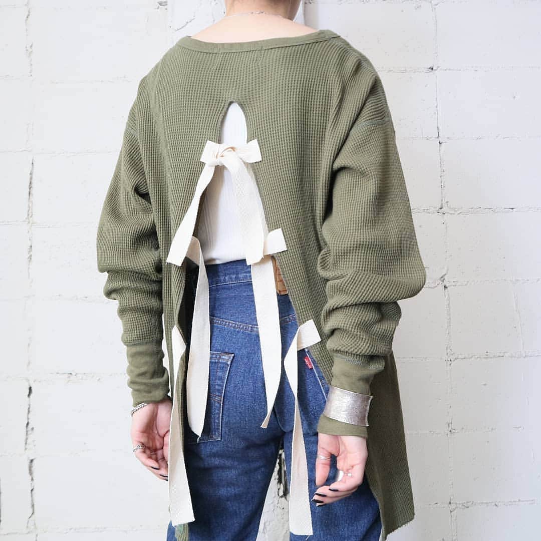 吉祥寺 古着屋 Orfeoのインスタグラム：「. 【NEWoMan Limited Item】 . . Hello! Vietnam - 333 pop-up store . 会期：2020年10月8日 (木)～10月25日 (日) . 時間 : 11:00～20:00  . 場所：NEWoMan新宿 1F NEWoMan Lab. / 東京都新宿区新宿4-1-6 . . . 333 × Orfeo  . 40年代スウェーデンのミリタリーニットを、ベトナム国旗の赤をイメージして使用し、モダンにアレンジしたデザインニット、80年代〜90年代のアメリカ製の肉厚なコットン地のものを使用しリメイクしたトレンド感のあるサーマル、50年代フランス軍のアンダーパンツをカットソーにリメイク、異なる2種類のシルエットを楽しめるデザインへ。ヴィンテージアイテムを 使用し、” Orfeo” らしくモダン・ベトナムを表現。  . . こちらの商品はNEWoManでの販売のみとなります。数量限定ですのでお早めにお立ち寄りください。(通信販売は承っておりません。ご了承下さい)  . #orfeo #kichijoji #tokyo #vintage #used #fashion #coordinate #outfit . . お問い合わせはインスタグラムのプロフィール掲載のメールアドレスにお願いいたします。コメント、DMでのお問い合わせは受け付けておりませんのでご了承ください。」