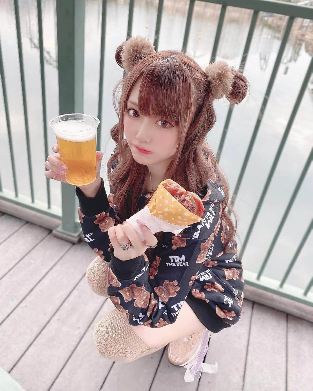 あかりさんのインスタグラム写真 - (あかりInstagram)「ビールとターキーレッグのセット 最the高🍺🍗✨✨✨✨  #あかちゃむとゆにば #ティム #ティムコーデ  #ティムパーカー #ユニバ #ユニバコーデ #ターキーレッグ #ビールとターキーレッグ #universalstudiosjapan #universalstudios #168cm」10月6日 16時41分 - akachamxx