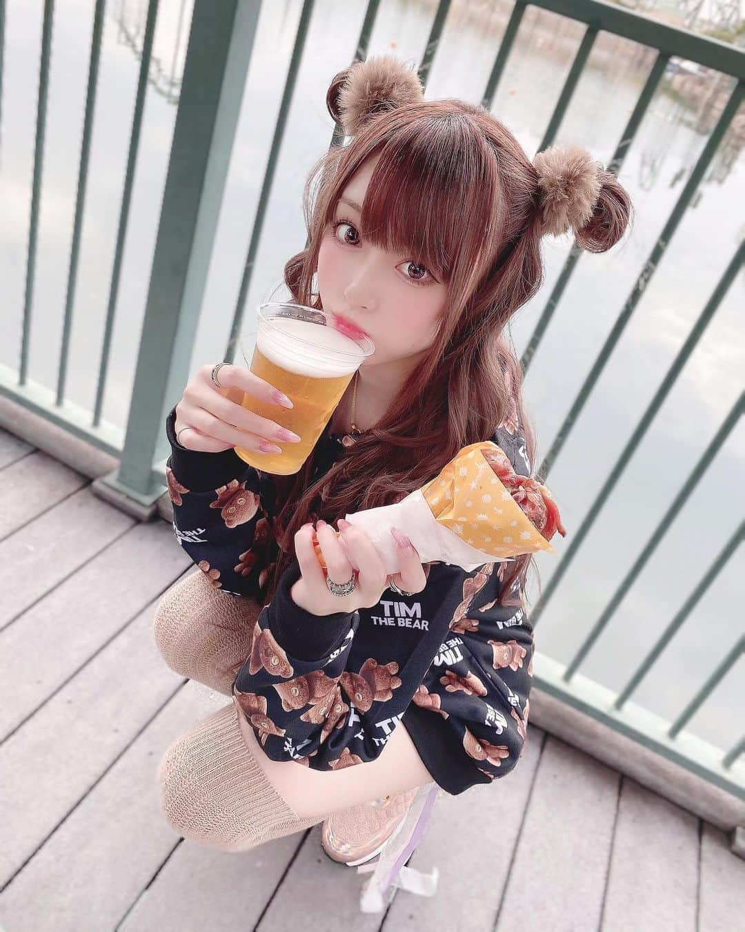 あかりさんのインスタグラム写真 - (あかりInstagram)「ビールとターキーレッグのセット 最the高🍺🍗✨✨✨✨  #あかちゃむとゆにば #ティム #ティムコーデ  #ティムパーカー #ユニバ #ユニバコーデ #ターキーレッグ #ビールとターキーレッグ #universalstudiosjapan #universalstudios #168cm」10月6日 16時41分 - akachamxx