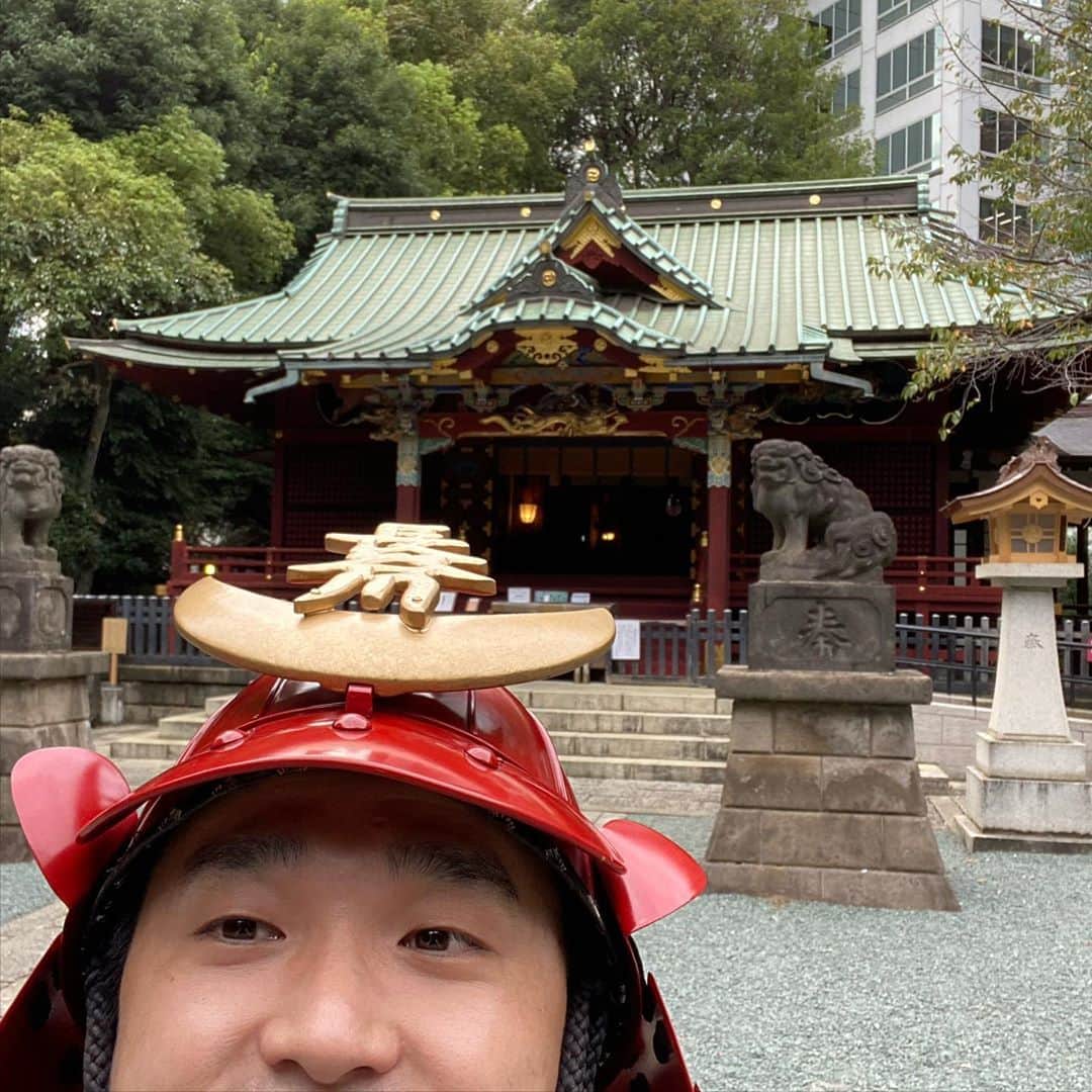 のインスタグラム：「今日は#渋谷城跡 の#金王八幡宮 でロケでしたー！ 拙著の『#ヘンテコ城めぐり 』にも渋谷城を取り上げさせていただいたので、拙著をご寄贈させていただきました🏯 #渋谷駅 から徒歩5分！」