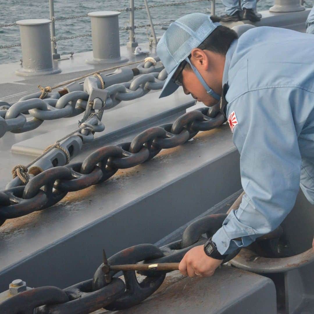 のインスタグラム：「第３７次派遣海賊対処行動水上部隊の護衛艦「ありあけ」の、揚錨時に行う錨鎖点検の様子です。錨鎖の状態を音で判断します。  #海賊対処 #ありあけ #海上自衛隊 #サビは命とり」