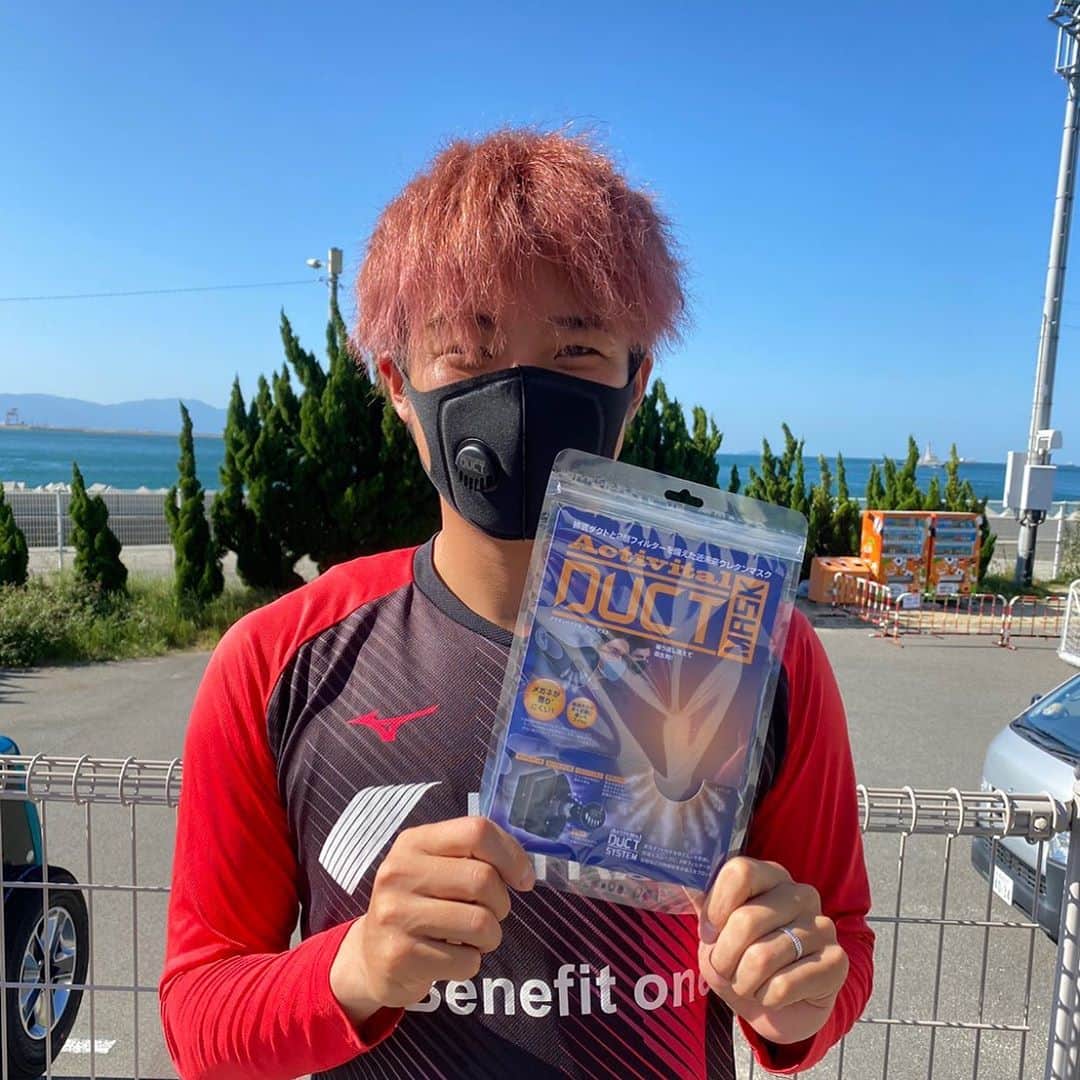 茂木力也のインスタグラム：「アクティバイタル新商品😷 activital ダクトマスク 皆さんも是非つけてみてください！  #Makuake #マクアケ #応援購入 #activital #アクティバイタル #ダクトマスク #最新マスク #近未来マスク #マスク #マスク肌荒れ対策 #洗えるマスク #肌荒れ #PITTA #ウレタンマスク #眼鏡女子 #眼鏡男子 #眼鏡コーデ #スタイリッシュ #スタイリッシュコーデ #近未来 #近未来的 #プロダクト #プロダクトデザイン #不織布マスク #布マスク #足首社長﻿」
