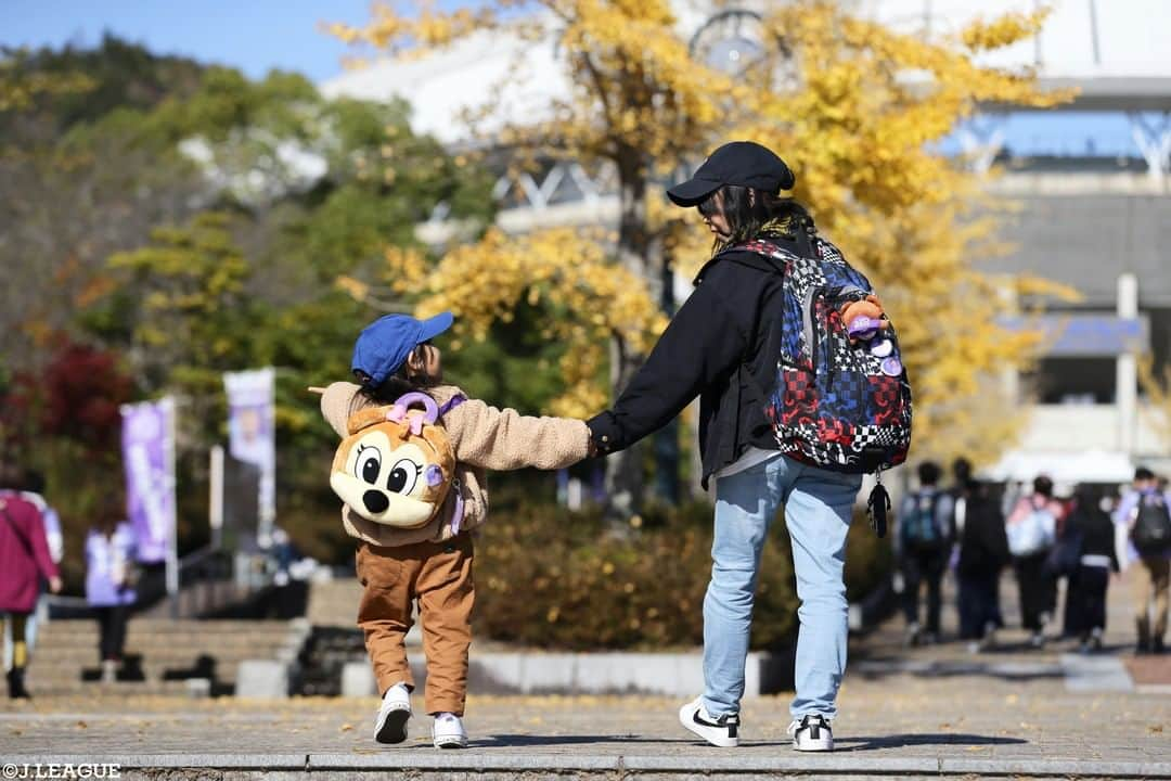 Ｊリーグさんのインスタグラム写真 - (ＪリーグInstagram)「スタジアムで見ることができる紅葉🍁﻿ ﻿    #時差スタグラム﻿ #じさすたぐらむ﻿ ﻿ #Ｊリーグ﻿ #jleague﻿ ﻿ #スタジアム #🏟 ﻿ #デンカビッグスワンスタジアム﻿ #ユアテックスタジアム仙台﻿ #エディオンスタジアム広島﻿ #駅前不動産スタジアム﻿ #山梨中銀スタジアム﻿ #ＳｈｏｎａｎＢＭＷスタジアム平塚﻿ #景色 ﻿ #ダレカニミセタイケシキ﻿ #ダレカニミセタイフウケイ﻿ #ベストショット #bestshot﻿ #ナイスショット #niceshot﻿ #オフショット #offshot ﻿ #soccer #football #⚽️﻿ #soccerphoto #soccerphotography﻿ #soccerpics #stadium」10月6日 17時00分 - jleaguejp