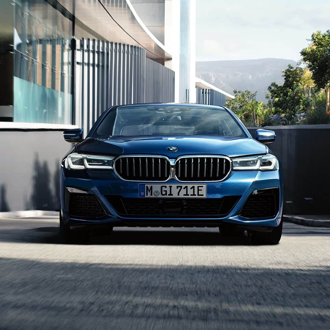 のインスタグラム：「時代をリードし続ける存在。 ニューBMW 5シリーズがBMW GROUP TERRACEに登場。  先代から研ぎ澄まされた精悍なデザインと、上質な室内。 鍛え抜かれたパワーが生む、頼もしい走り。 そして、スマートで安心できるドライブをかなえる、最先端のテクノロジーと先進のセーフティ。  すべてを磨き上げられたビジネスアスリートをあなたの目でお確かめください。 展示は10月15日(木)まで。  BMW GROUP TERRACEの詳細は「BGT八重洲」で検索してください。  BMWは、お客様と従業員の健康と安全に配慮し、新しいコロナウイルスの感染を防ぐための対策を講じています。皆様にお会いできることを楽しみにしております。  #THE5 #BMW #BMWJapan #駆けぬける歓び」