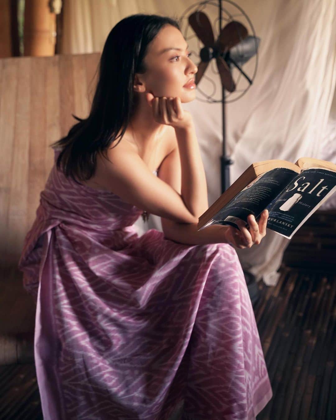 ラライン・シャーのインスタグラム：「Tenun yang terlahir dari tangan tangan terampil bumi Indonesia. Memakai kain endek Bali kita dapat mendukung pengrajin wanita Bali dan UMKM lokal. Matur Suksma @kain.menggahagung #banggabuatanIndonesia #karyakreatifindonesia @karyakreatifindonesia」