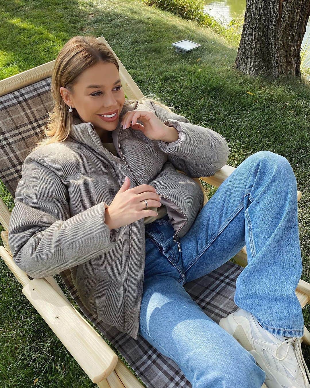 Anyuta Goldenのインスタグラム：「Как хорошо лежать на свежем воздухе , особенно когда на тебе лимитированный пуховик @manera_odevatca 🤪」