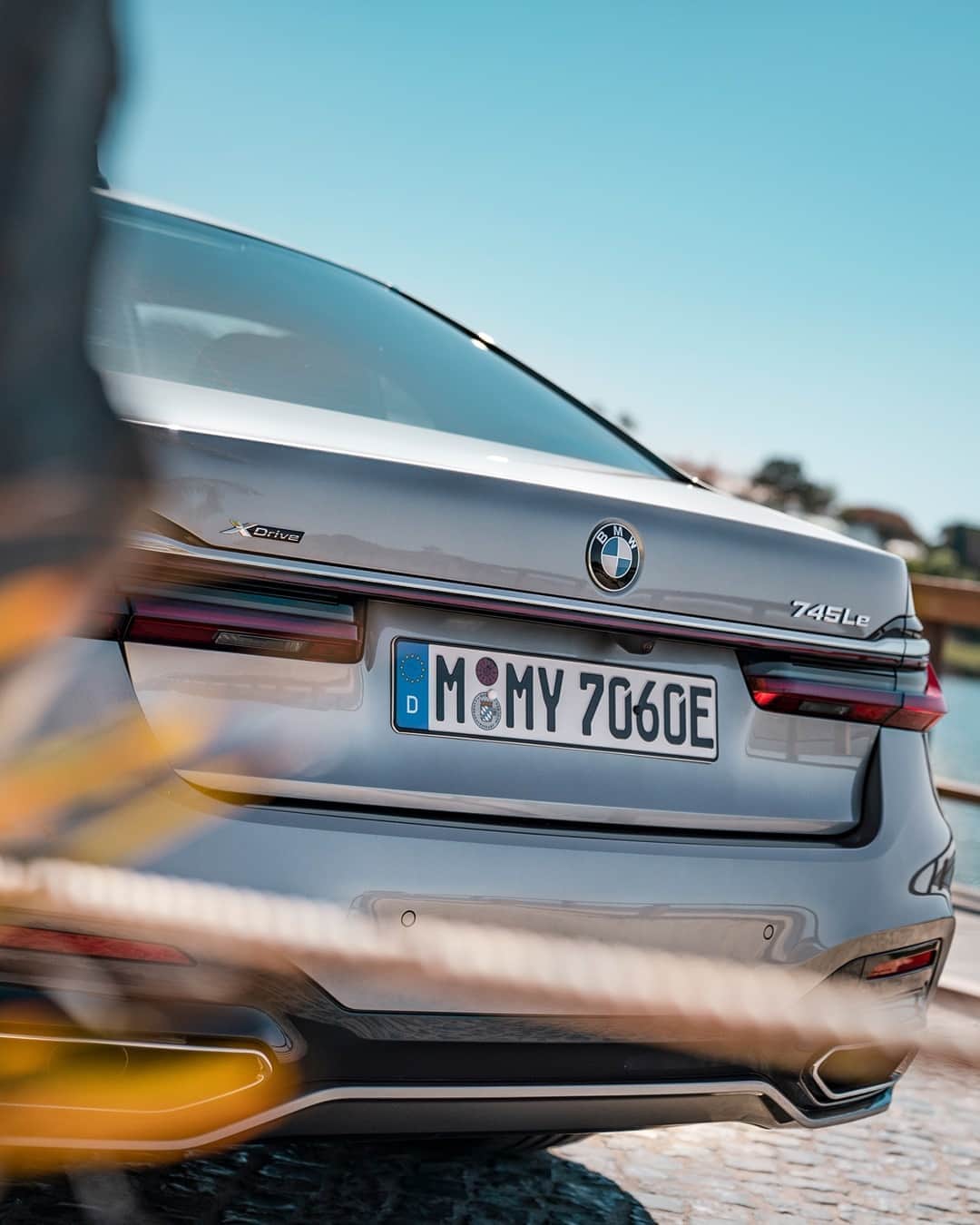 BMWさんのインスタグラム写真 - (BMWInstagram)「When every angle is the right angle.  The BMW 7 Series Sedan. #THE7 #BMW #7Series __ BMW 745Le xDrive Sedan: Energy consumption in kWh/100 km (combined): 16.2–15.8. Fuel consumption in l/100 km (combined): 2.5–2.3. CO2 emissions in g/km (combined): 57–52. Further information: www.bmw.com/disclaimer.  	 Acceleration (0-100 km/h): 5.1 s.」10月6日 17時00分 - bmw