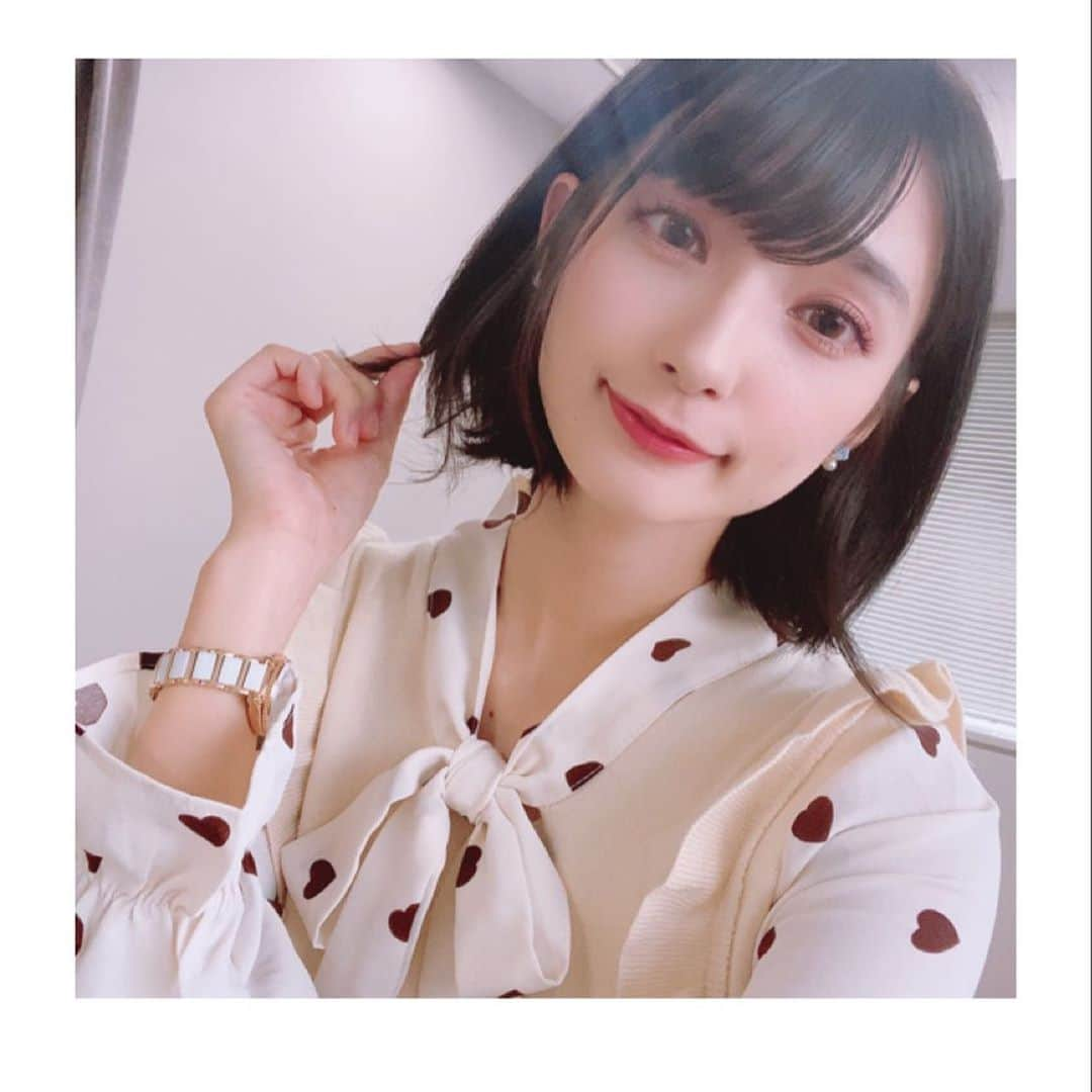 高野麻里佳さんのインスタグラム写真 - (高野麻里佳Instagram)「. . 横髪で小顔矯正の術（応急処置） ビフォーアフター . 最近涼しくて、朝も夜帰ってからもずーっとお布団にこもってしまう。 . あったかーいってなるのが心地いいんじゃ〜 . そんなダラダラで蓄えられたぷくぷく頬肉を、撮影のためにどうしたらマシに見えるか考えておりました…。 . 今月末はライブもあるしシャキッとしなきゃなぁ…みんなで楽しい時間…過ごしたいもんなぁ…そんなみんなの思い出に残る私は少しでも綺麗でいたいもんね… . 健康的に、俺はなる！ . .」10月6日 16時54分 - marika_kohno