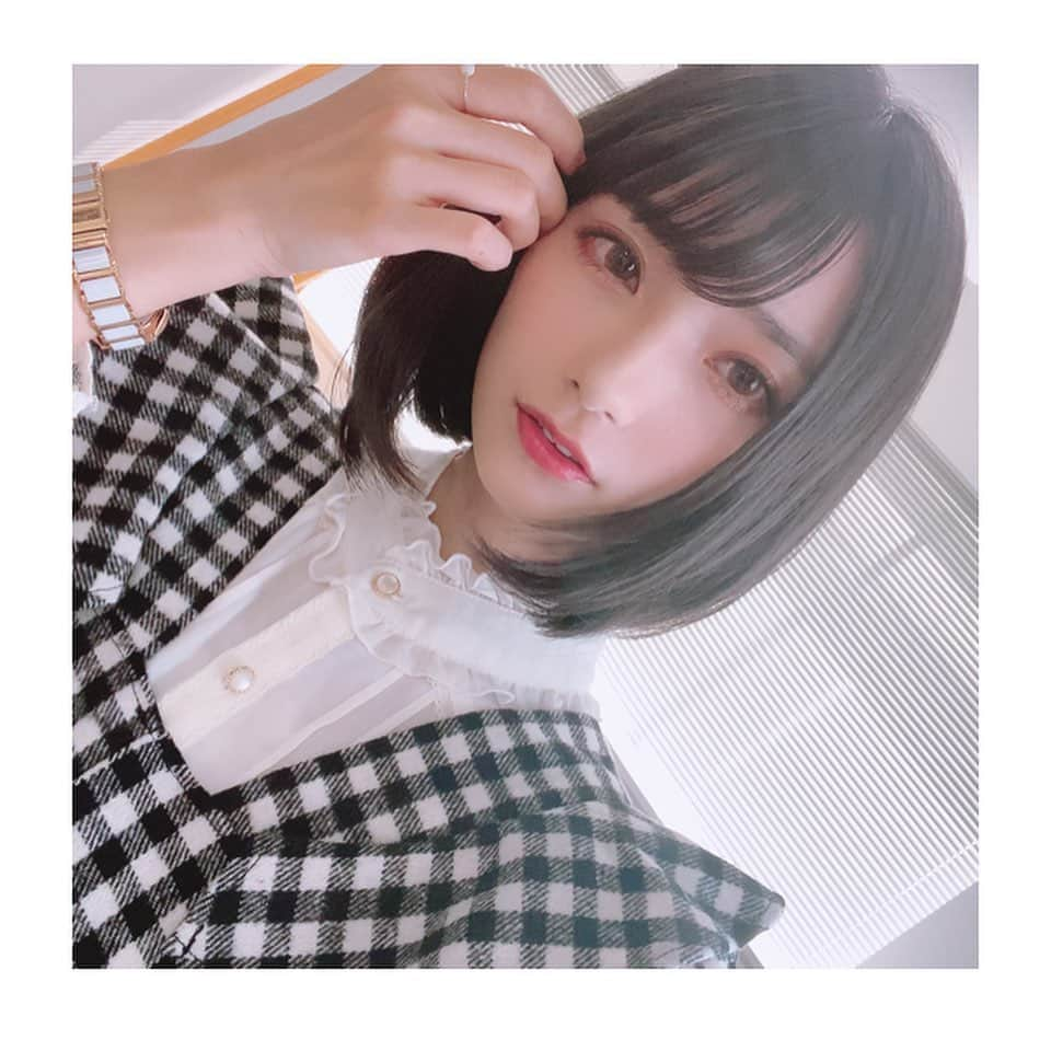 高野麻里佳さんのインスタグラム写真 - (高野麻里佳Instagram)「. . 横髪で小顔矯正の術（応急処置） ビフォーアフター . 最近涼しくて、朝も夜帰ってからもずーっとお布団にこもってしまう。 . あったかーいってなるのが心地いいんじゃ〜 . そんなダラダラで蓄えられたぷくぷく頬肉を、撮影のためにどうしたらマシに見えるか考えておりました…。 . 今月末はライブもあるしシャキッとしなきゃなぁ…みんなで楽しい時間…過ごしたいもんなぁ…そんなみんなの思い出に残る私は少しでも綺麗でいたいもんね… . 健康的に、俺はなる！ . .」10月6日 16時54分 - marika_kohno