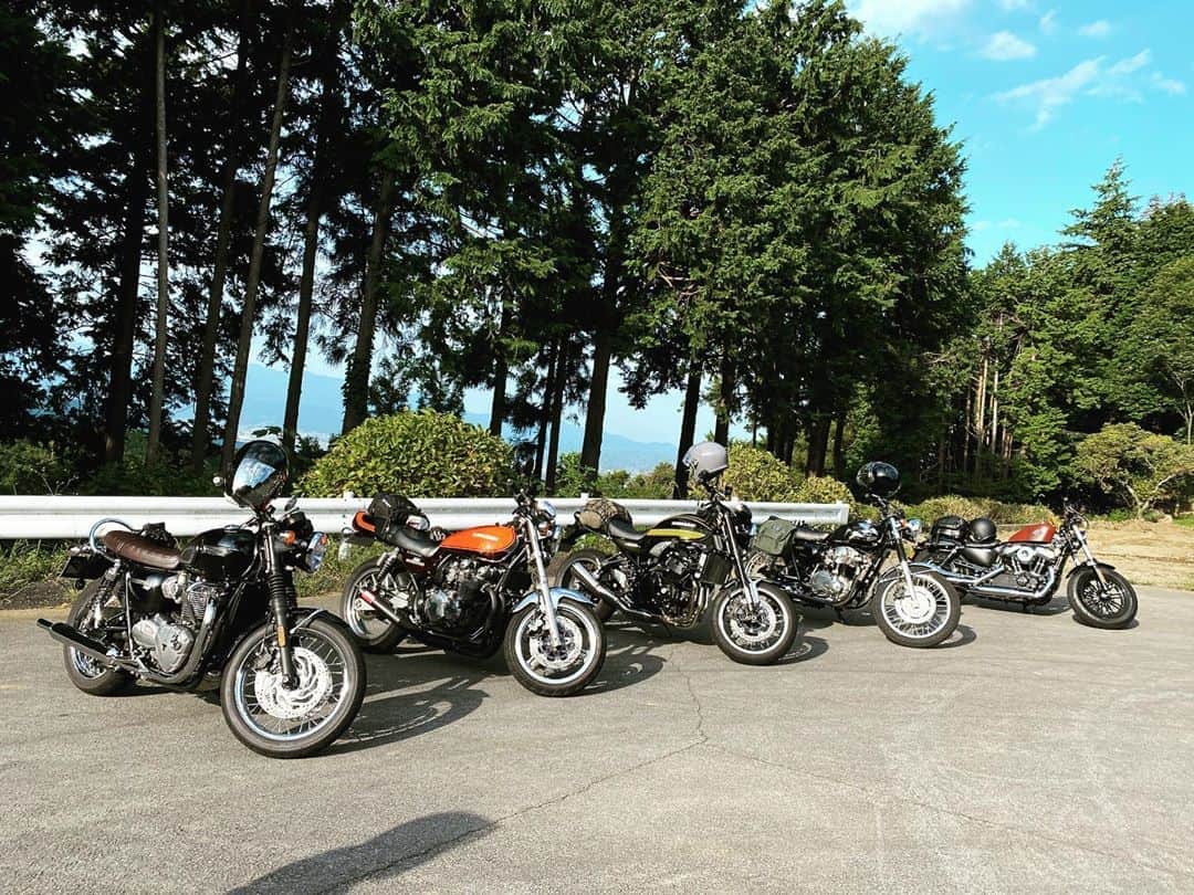 浅田信一のインスタグラム：「箱根ツーリング1日目😂😂😂  #z900rs  #w650 #harleydavidson48  #zephyr750 #triumphbonnevillet120」