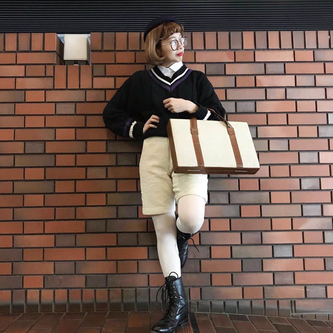 NUTTY Vintage&Collectibleのインスタグラム：「📗RECOMMEND STYLE📕  ☑︎used select tilden knit sweater ☑︎60's white shortpants  トラッドな装いに欠かせないチルデンニット。 ヴィンテージショートパンツを組み合わせて、コンパクトな仕上がりに。  @nutty_boutique にて 入荷したばかりのユーズドニットセーターをストーリーでご紹介しております。  ＊ショートパンツはVINTAGE ONLINE STOREにてお買い求めいただけます＊  ------------------------------------ 🛍NUTTY通販について🛍 ------------------------------------- ＜ONLINE STORE＞ VINTAGE▶︎http://nutty.theshop.jp/ USED SELECT▶︎https://nuttyselect.official.ec/ （プロフィールページURLよりjump🕊） ㅤㅤㅤㅤㅤㅤㅤㅤㅤㅤㅤㅤㅤ ＜VIDEO CHAT SHOPPING＞ テレビ電話をお繋ぎして、リアルタイムでご案内いたします。詳細は過去の投稿をご覧ください。」