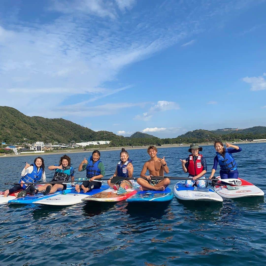 のインスタグラム：「いやぁ〜✨ パワフルで最高なフラガールの皆様でした😆 終始ハラハラドキドキワクワクな なんとも楽しい2時間🤣💦❤️  皆様のやる気と疲れと喜びと 全部の表情が、海に映る太陽の光と共にキラキラでした☺️✨  最後の最後まで、 素敵な笑顔で、こちらが元気を頂きました😭  こうして素敵な皆様との出逢い、 今日も帰りのバスで写真見てにやけております🥴  またお会い出来る日をとーっても楽しみにしております🙌❤️  お疲れ様でした‼️✨ 最高に素敵でした‼️  そして今日は @02.taaaaak  たけとくんが サポート入らせて欲しいと なんとも頼もしく真っ直ぐなお気持ちをぶつけてくれたので是非ともとお願いしました！ 技術含め真っ直ぐな気持ちと優しさで皆様を守ってもらいました☺️ ありがとう‼️ またお願い致します❗️ とっても助かりました❗️  最後に 今日は全ての設備、必要な物のレンタルをさせて頂きました @sunny_funny_days さん❗️ とっっても素敵なお店でまるで ハワイのお洒落なサーフショップ😍 また伺わせてください‼️ 本当にありがとうございました‼️  皆様のご協力を頂き 本日も無事に終了。  只今 個人的にSupツアー開催依頼をDM等でお受けしております。 定期的な開催はございませんが、 お気軽にご相談ください☺️  さーーーーー❗️  パワフルになれたので 六本木レッスンがんばってきます🙌😆  #sup #hayama #葉山　#フラガール #supyoga #一式 #sea #supgirl #supboy」