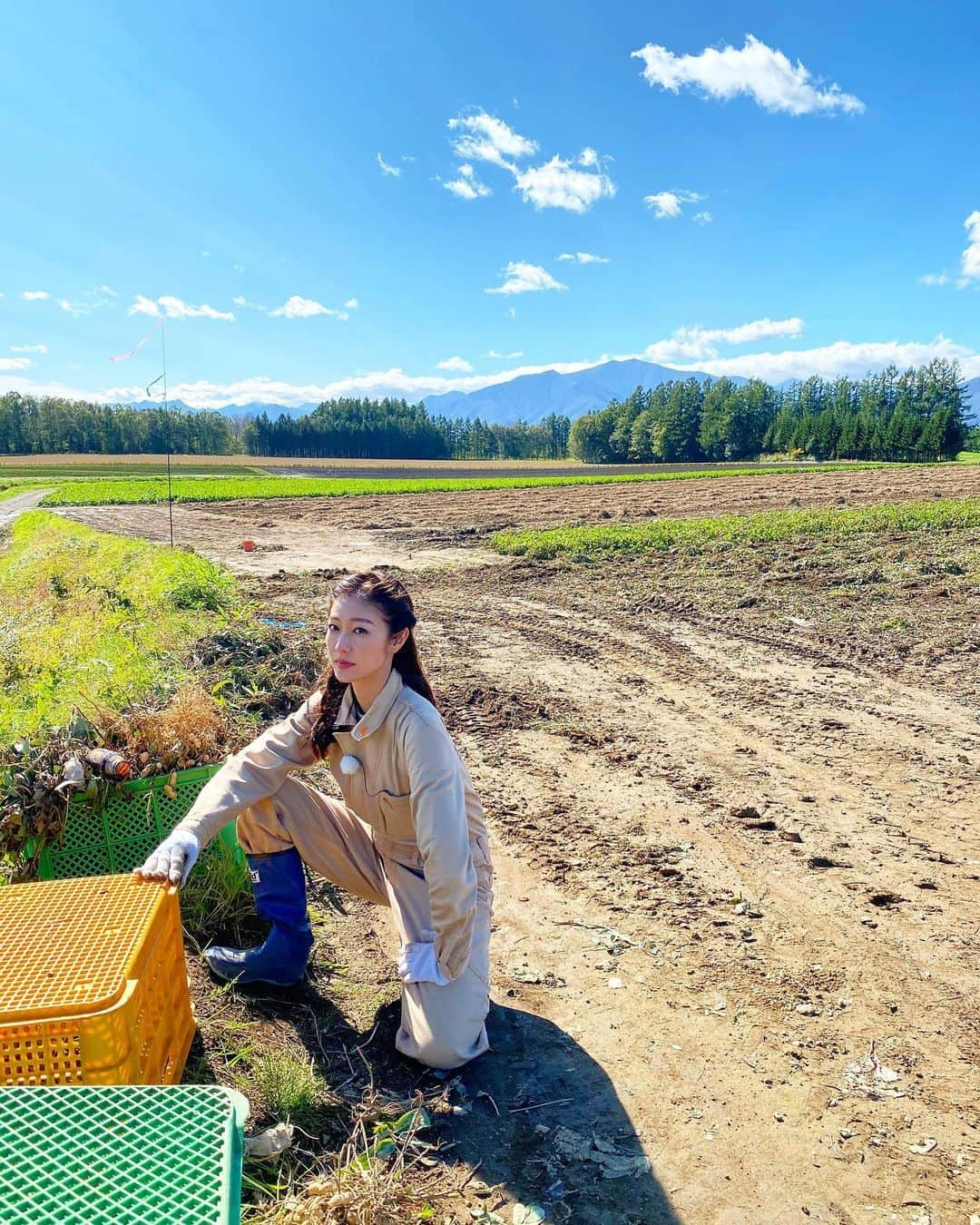 喜多よしかさんのインスタグラム写真 - (喜多よしかInstagram)「いい感じに顔も土埃で汚れ 疲労感出てる✌︎✌︎✌︎  #登山も農業も犬ぞりもスキーもガチでやる番組 #お疲れ様でした  #帯広#芽室#農家#農業#farm#作業着#長靴#レインブーツ#軍手#畑#青空#北海道#喜多よしか#NHK#ロケ#10月#秋#収穫#休憩#ヘアメイク#ねじりアレンジ#毎晩#宴#テノールのバースデーソング#忘れられない#🥺」10月6日 17時03分 - yoshika_1002_official