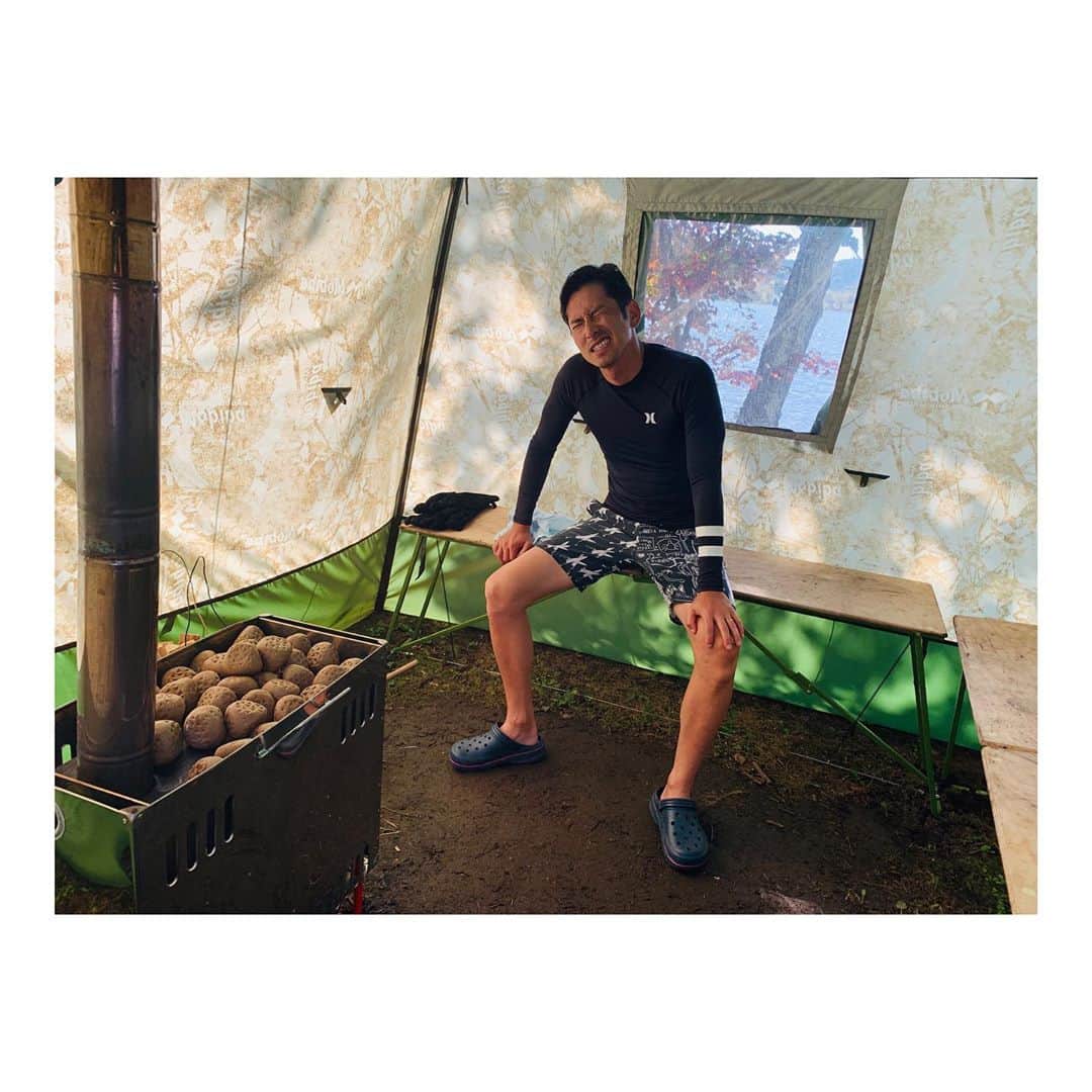 肥野竜也のインスタグラム：「【池の平ファミリーランド】﻿ ﻿ ﻿ @ikenotaira.hotel 「白樺リゾート」内のBBQからのテントサウナ✨﻿ ﻿ テントサウナ初体験!!﻿ 大自然の中でのサウナ〜贅沢😆✨﻿ でも水風呂が横の白樺湖より冷たいのにはビックリ🤣www﻿ 是非体験してみて下さい😉👍﻿ ﻿ 「白樺リゾート 池の平ホテル」さんのご協力のもと、YouTubeとSNSを撮影させて頂いております🌈﻿ 旅の様子をYouTube「チョコナッツちゃんねる」でもアップしますので、楽しみにしていてください🍫✨﻿ ﻿ ﻿ #肥野LIFE﻿ #肥野TRAVEL﻿ #肥野ファミリー﻿ #家族旅行﻿ #GoToキャンペーン﻿ #いつもと違う長野﻿ #白樺リゾート﻿ #池の平ホテル﻿ #池の平ファミリーランド #テントサウナ」