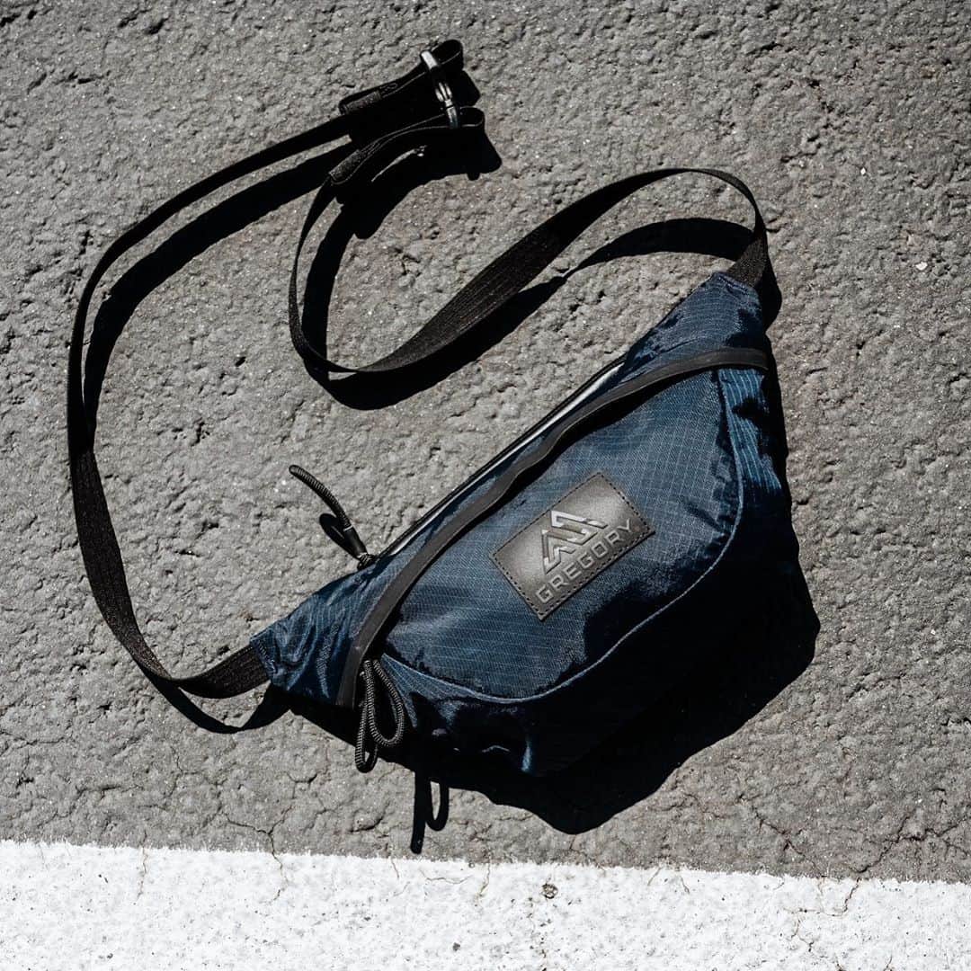 GREGORYのインスタグラム：「MATRIX｜WAIST PACK﻿ ﻿ マトリックシリーズのウェストパック。バッグトップにはスマホが取り出し易いクイックアクセスポケットが装備。止水ファスナーなので突然の雨もスマホを守ってくれるので安心です。﻿ ﻿ #グレゴリー﻿ #マトリックス」