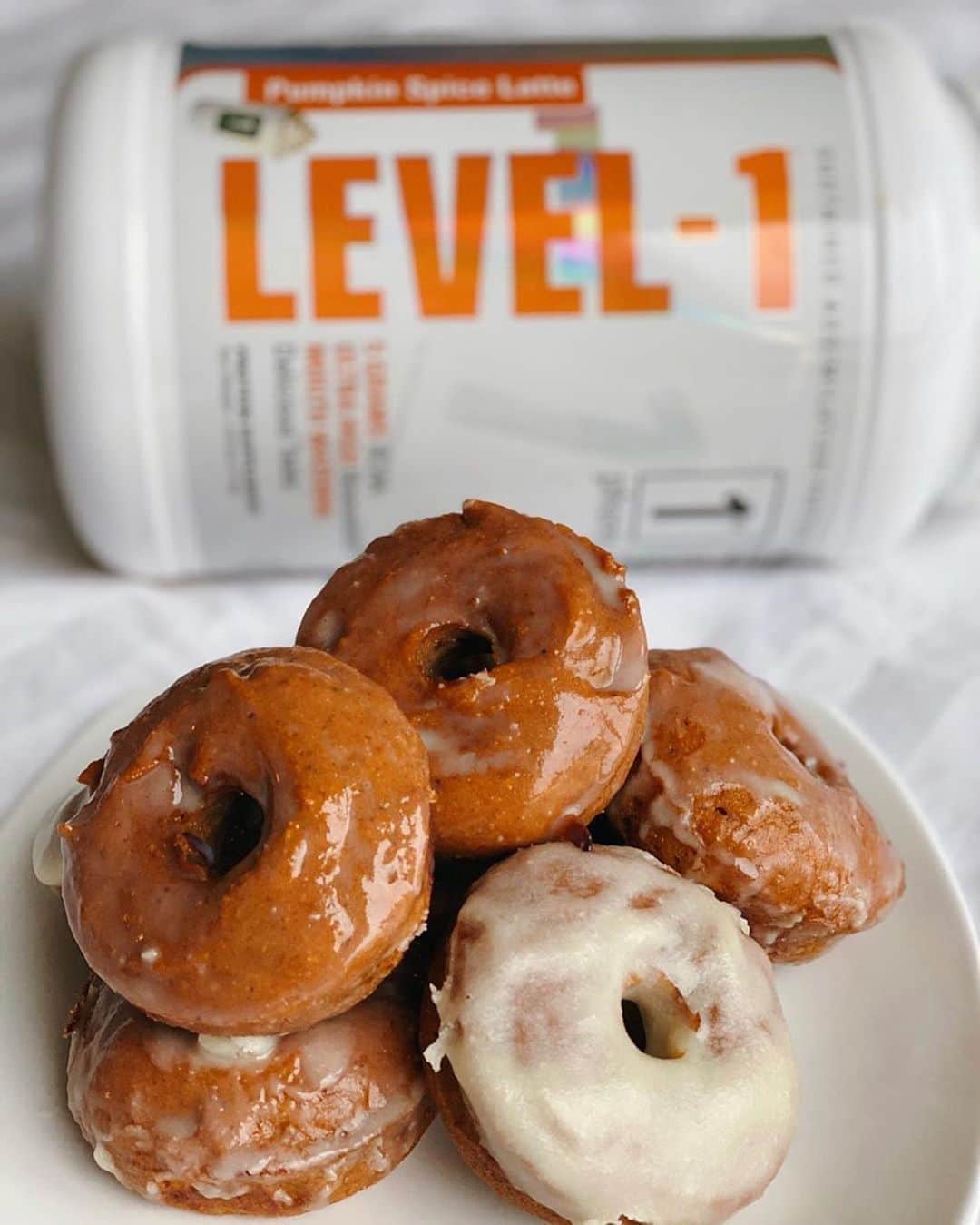 ジョジョ・ベイビーさんのインスタグラム写真 - (ジョジョ・ベイビーInstagram)「OMG YUMMY! 😍@1stphorm Pumpkin Spice Protein Donuts 🎃🍩 (repost: @kerrimhayes)  . Makes 12 donuts  Recipe:  🎃 1 can of pure pumpkin purée  🎃 3 scoops @1stphorm Level-1 Pumpkin Spice Latte Protein Powder 🎃1 tbsp of vanilla extract  🎃1/2 cup stevia 🎃1 cup Kodiak cakes pancake mix 🎃1 tbsp pumpkin spice  🎃2 eggs - Enjoy! 😋 #1stphorm」10月6日 17時06分 - jojo_babie