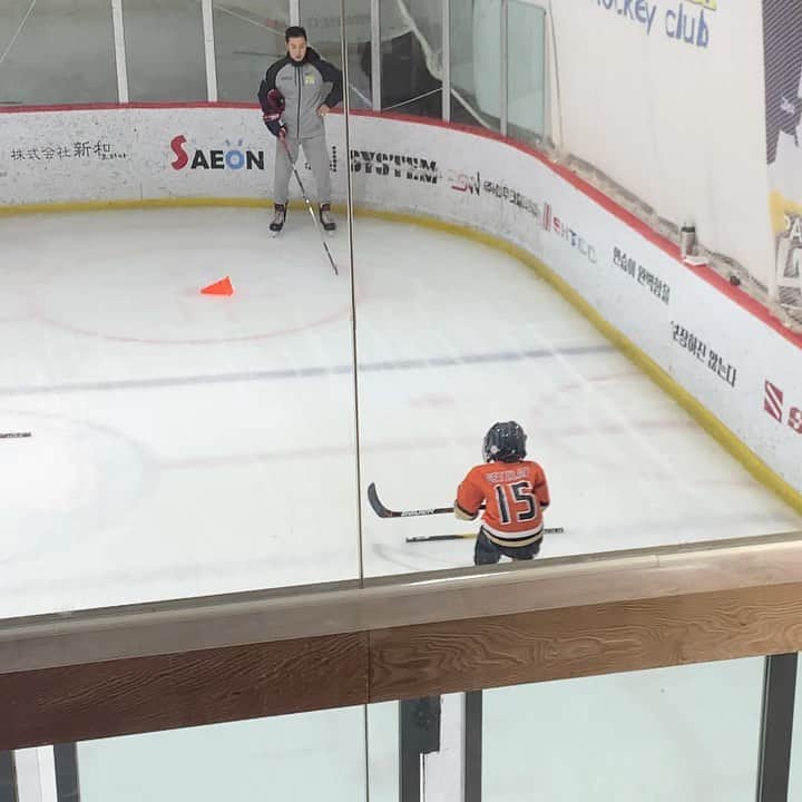 サム・ハミントンのインスタグラム：「Mastering jumping on ice. William is improving everyday. 이젠 빙상 위에서 점프까지 한다. 매일 매일 발전 하고 있네요」