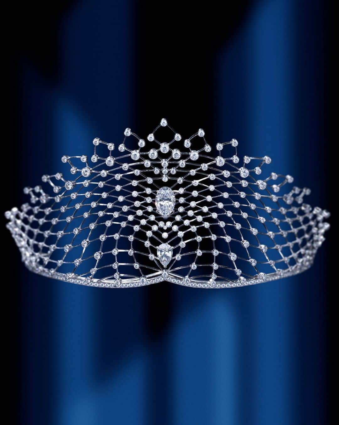 Chaumetさんのインスタグラム写真 - (ChaumetInstagram)「Perspectives on transmission. Maison Chaumet unveils its new Lacis tiara and its both majestic and delicate structure. Orchestrated by the crossing of fils couteau mountings, this exceptional jewel that required more than 800 hours of jewellery work recalls the mashrabiyas of contemporary architecture while suggesting a maze of narrow streets. A deliberately modern creation, Lacis offers a new perspective on Chaumet’s centuries-old art of the tiara. #Chaumet #PerspectivesdeChaumet #ChaumetHighJewellery #HighJewellery #HauteJoaillerie」10月6日 17時12分 - chaumetofficial