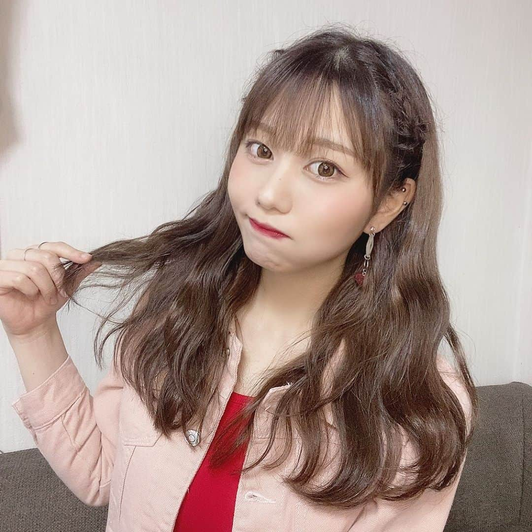 あゆたびのインスタグラム：「NiziUミイヒちゃん風ヘアアレンジ💜 今回やったこの髪型で、全体のウェーブ感を出すのに使ったのが韓国・ソウルの美容院BUSKER HAIRさん(@buskerhair )が販売しているヘアアイロン「ボリュームマジック(@buskerhair_jp )」です💗 . ①ブロッキングをした髪を付属のヘアクリップで止めながらボリュームマジックで巻いていきます。この時普通に巻くのではなく、動画のような巻き方で👍🏻ちなみにブロッキングは正直めっちゃテキトーです（笑） ②全体を巻き終えたら両サイド編み込みをします。私は今回小さくなっちゃったけどなるべく大きめの束にして編み込んで、最後少しだけほぐすといい感じに👏🏻(実際の写真はほぐす時少し失敗しました笑) ③前髪のサイドをそれぞれ流すように巻いていく . 巻くのは本当に簡単だしストレートとして使ってもツヤもでるので、ボリュームマジック超おすすめです😭 素敵なものをありがとうございます🥺💜 . #buskerhair #バスカーヘアー #ボリュームマジック #bolumemagic #韓国 #美容院 #ソウル #ヘアアレンジ #NiziU #ミイヒ #ミイヒ風アレンジ #한국미용실 #서울 #버스커헤어 #머리스타일 #니쥬 #미이히」