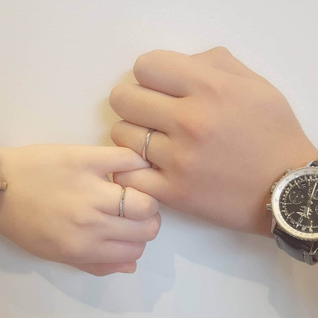 bijouxthreecさんのインスタグラム写真 - (bijouxthreecInstagram)「《WishUponAStar》 緩やかなV字を描くメテオールリングをご結婚指輪にお選びいただきました✨ とても優しいご新郎様と、かわいいご新婦様のやりとりが微笑ましく暖かい気持ちになりました😊🌿 末永くお幸せに💖 . . . #bijouxthreecbridal #bijouxthreec #marriagering #wishuponastar #ビジュースリーク #ブライダル #結婚指輪 #結婚 #ウィッシュアポンアスター #新潟市 #古町 #スリーク」10月6日 17時16分 - bijouxthreec