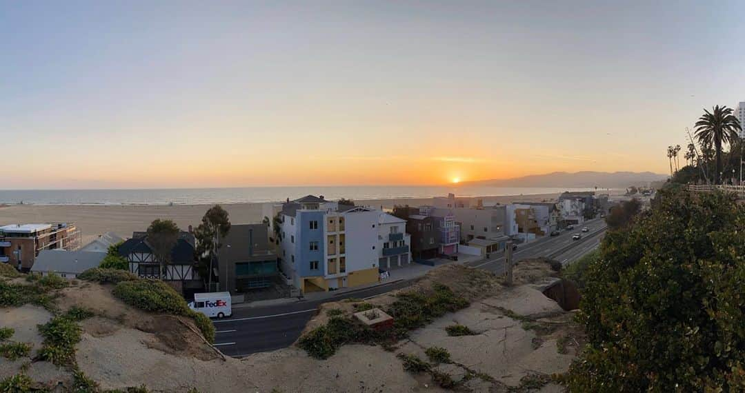 アメリカ大使館さんのインスタグラム写真 - (アメリカ大使館Instagram)「太平洋に沈む夕日🌅 穏やかな時間の流れを感じますね。 . #usa #america #studyabroad #livinginamerica #california #la #pacificocean #sunset #peaceful #sky #photooftheday #horizon #beachhouses #アメリカ #アメリカ生活 #留学 #カリフォルニア #西海岸 #サンセットタイム #夕焼け #大きな空 #太平洋 #水平線 #オレンジ色の空 #ビーチハウス #ビーチ #砂浜」10月6日 17時19分 - usembassytokyo