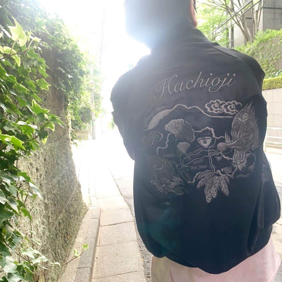 LITTLEのインスタグラム：「八王子スカジャン予約販売開始しました！！2度と作ることは無いと思うのでこの機会に是非！！ ここから韻スニーカーなども販売していくので登録よろしくお願いします！！ https://zrecords.thebase.in/  #AZI #RAKUGAKI #LITTLE #kickthecancrew #八王子 #zimotorecords」